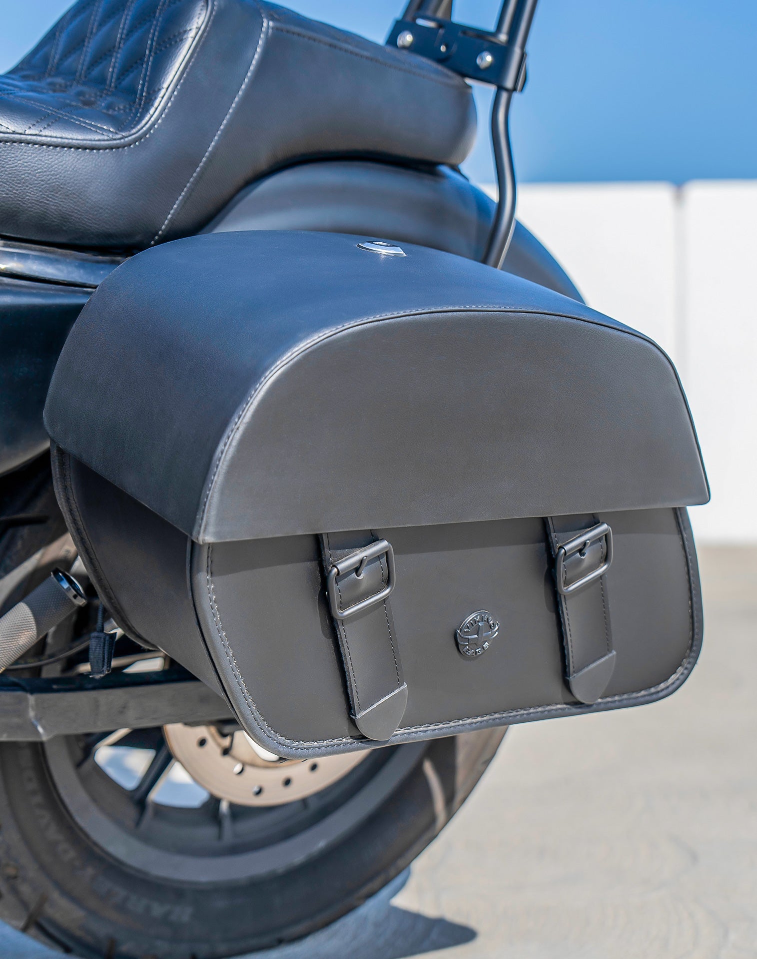 28L - Baelor Medium Quick Mount Motorcycle Saddlebags For Harley Sportster 883 Iron XL883N Lifestyle
