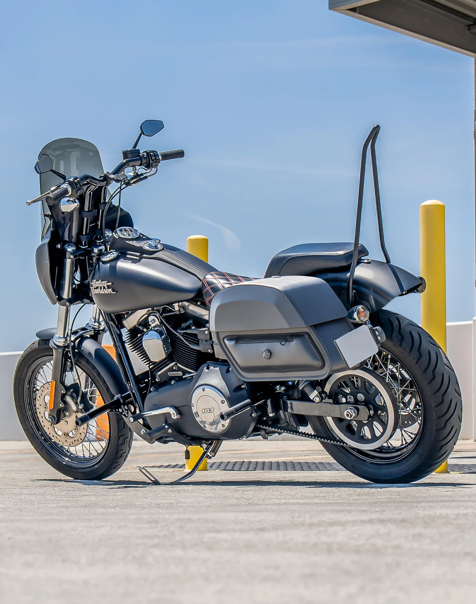 28L - Pantheon Medium Quick Mount Motorcycle Saddlebags For Harley Davidson Dyna Street Bob FXDB/I Lifestyle