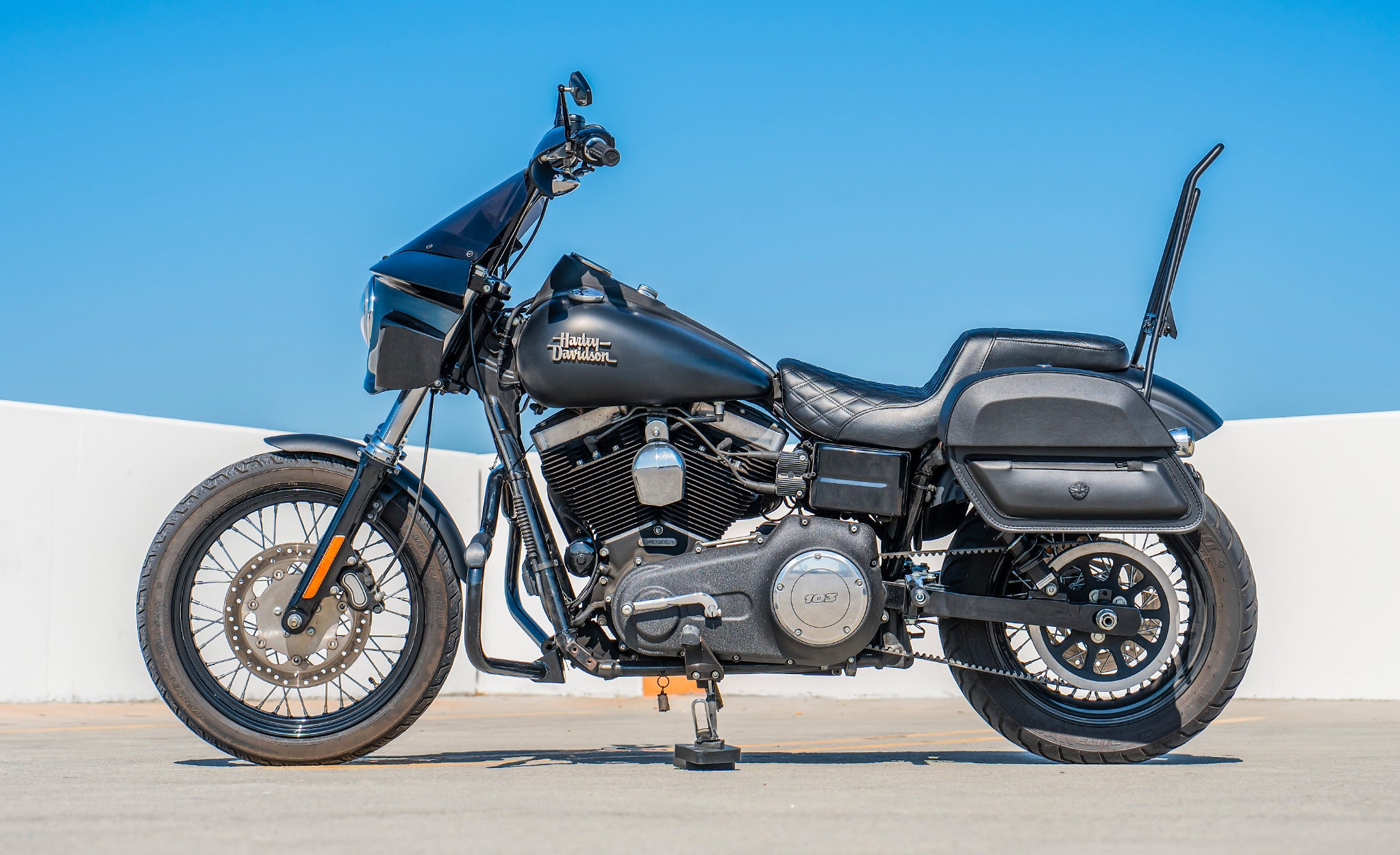 28L - Pantheon Medium Quick Mount Motorcycle Saddlebags For Harley Davidson Dyna Street Bob FXDB/I Lifestyle @expand