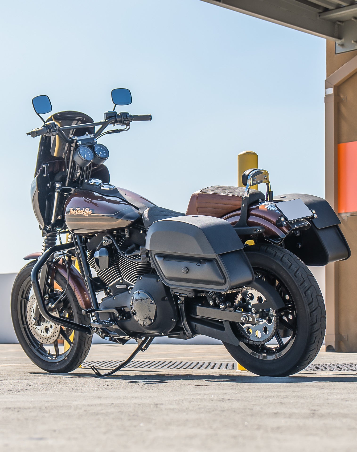 28L - Pantheon Medium Quick-Mount Motorcycle Saddlebags For Harley Dyna Super Glide FXD/I Lifestyle