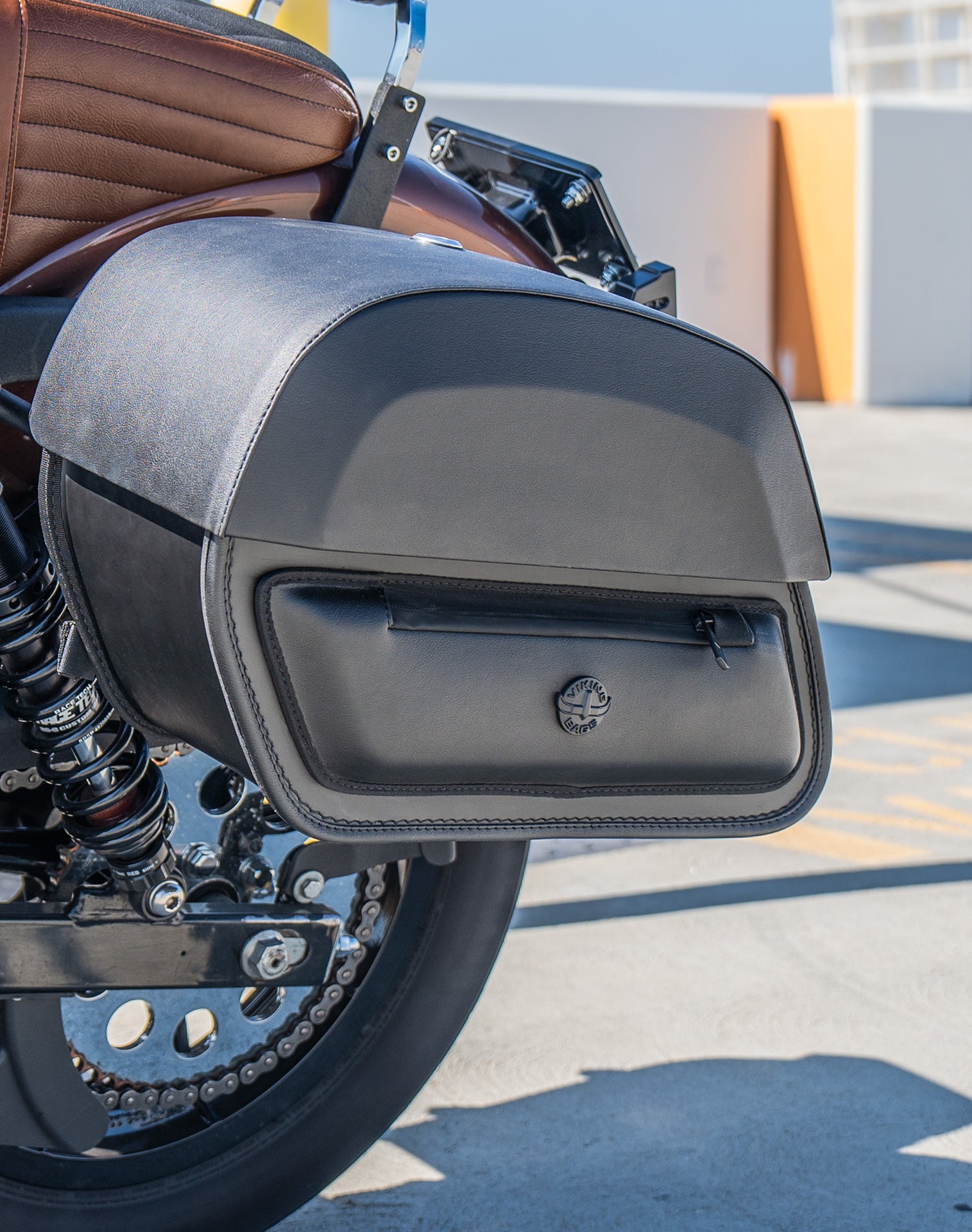 28L - Pantheon Medium Quick-Mount Motorcycle Saddlebags For Harley Dyna Super Glide FXD/I Lifestyle