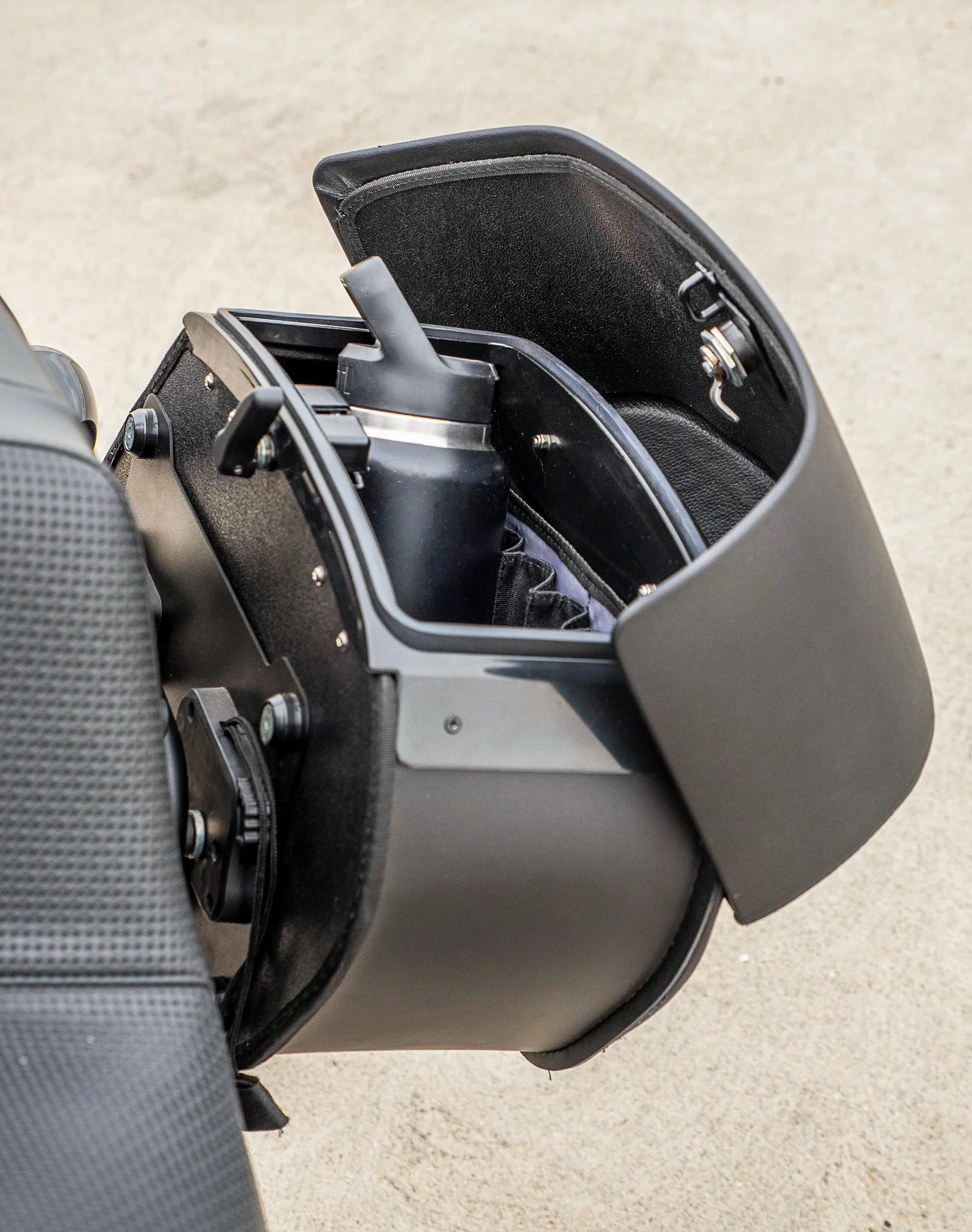 28L - Pantheon Medium Quick Mount Motorcycle Saddlebags For Harley Softail Low Rider S FXLRS v4