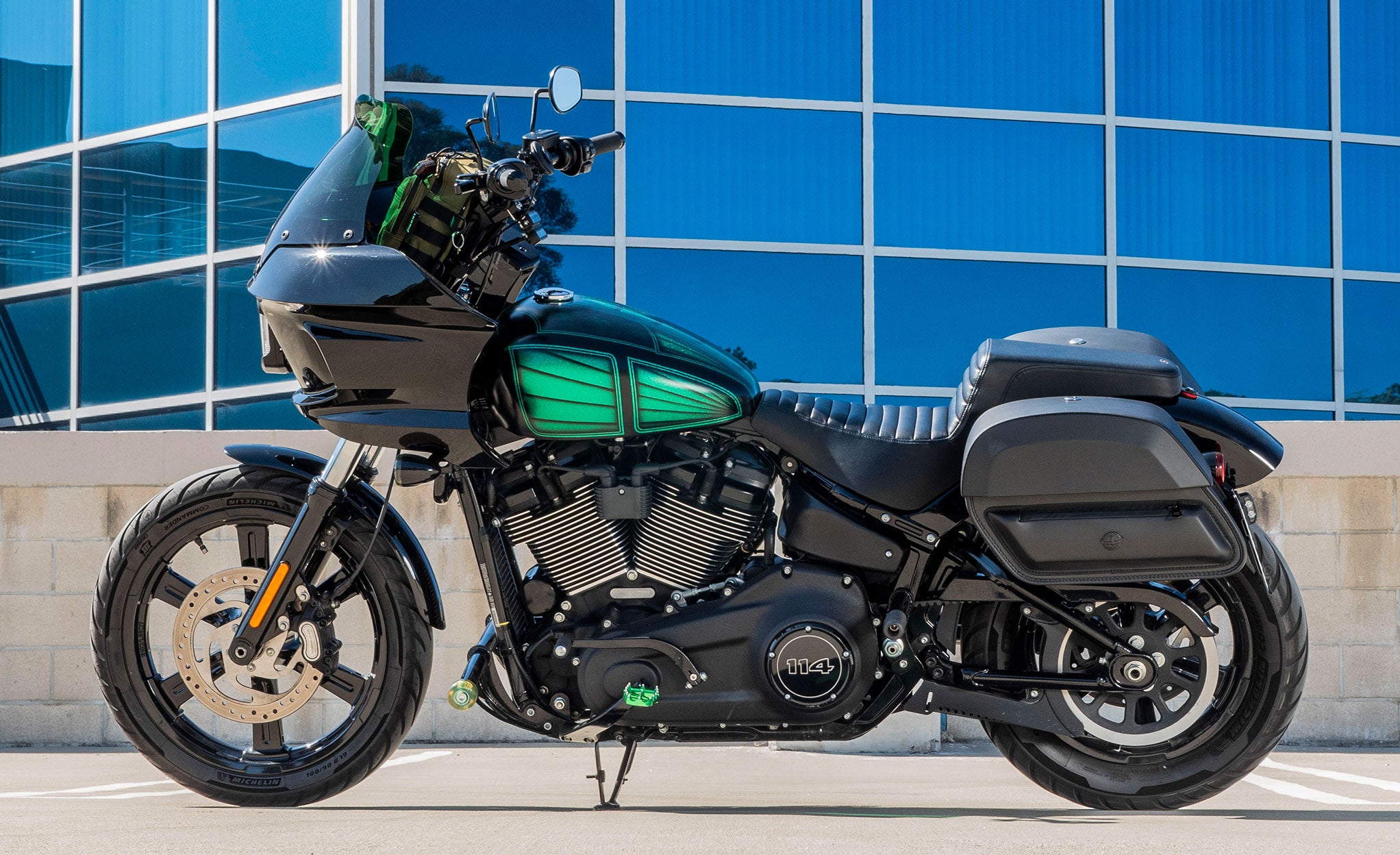 28L - Pantheon Medium Quick-Mount Motorcycle Saddlebags For Harley Softail Street Bob FXBB @expand