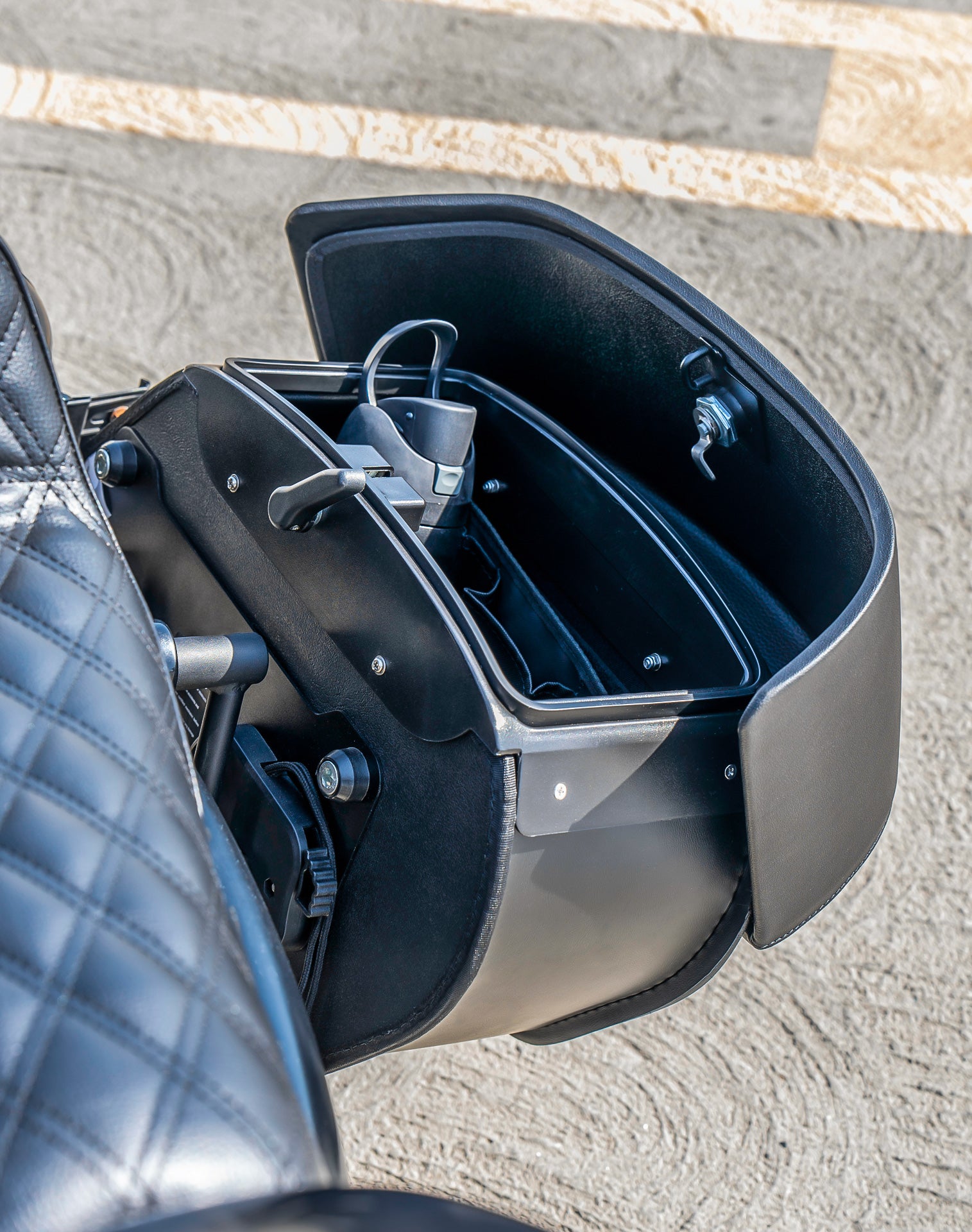 28L - Pantheon Medium Quick Mount Motorcycle Saddlebags For Harley Sportster 883 Iron XL883N Lifestyle