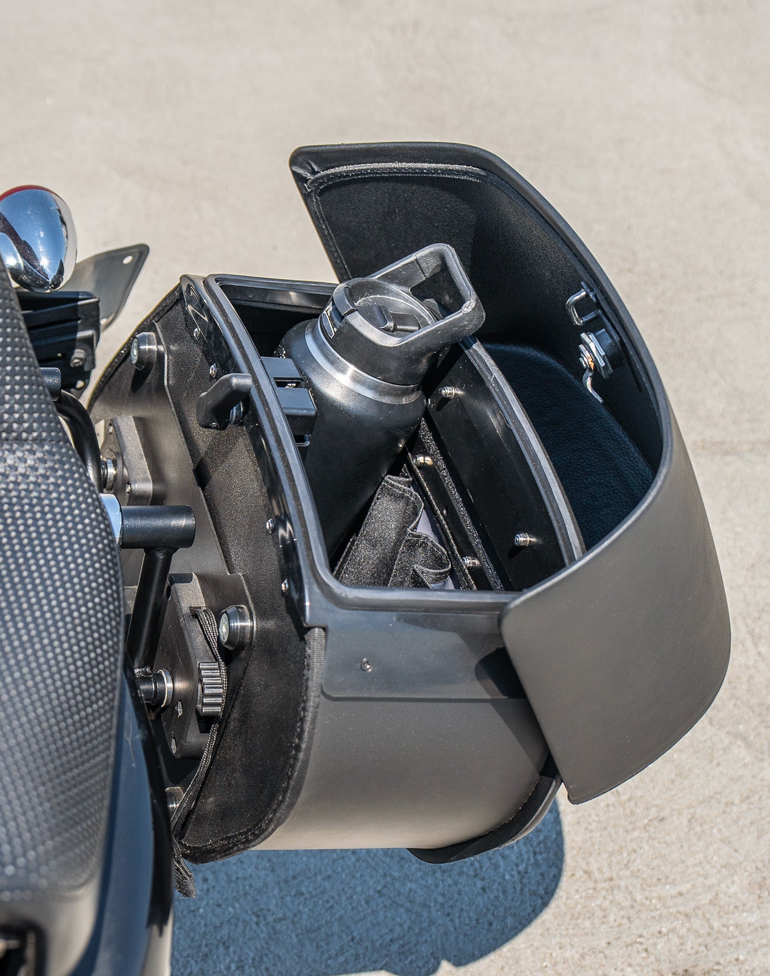 28L - Pantheon Medium Quick Mount Motorcycle Saddlebags For Harley Sportster Seventy Two XL1200V v4