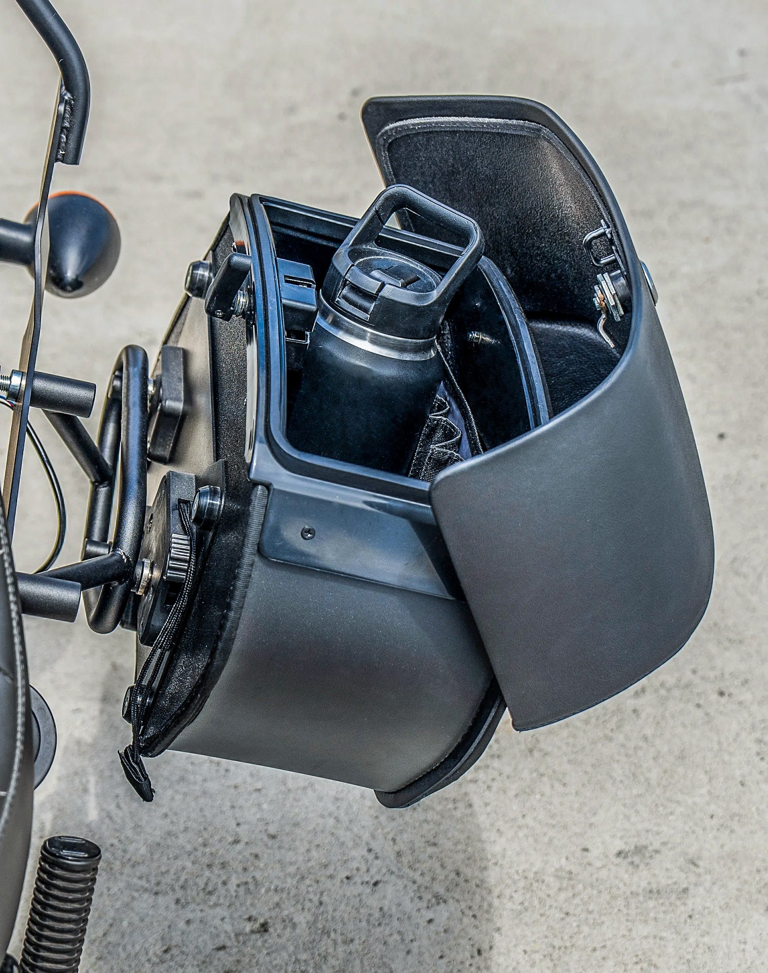 28L - Panzer Medium Quick Mount Leather Saddlebags For Harley Davidson Dyna Street Bob FXDB/I Lifestyle