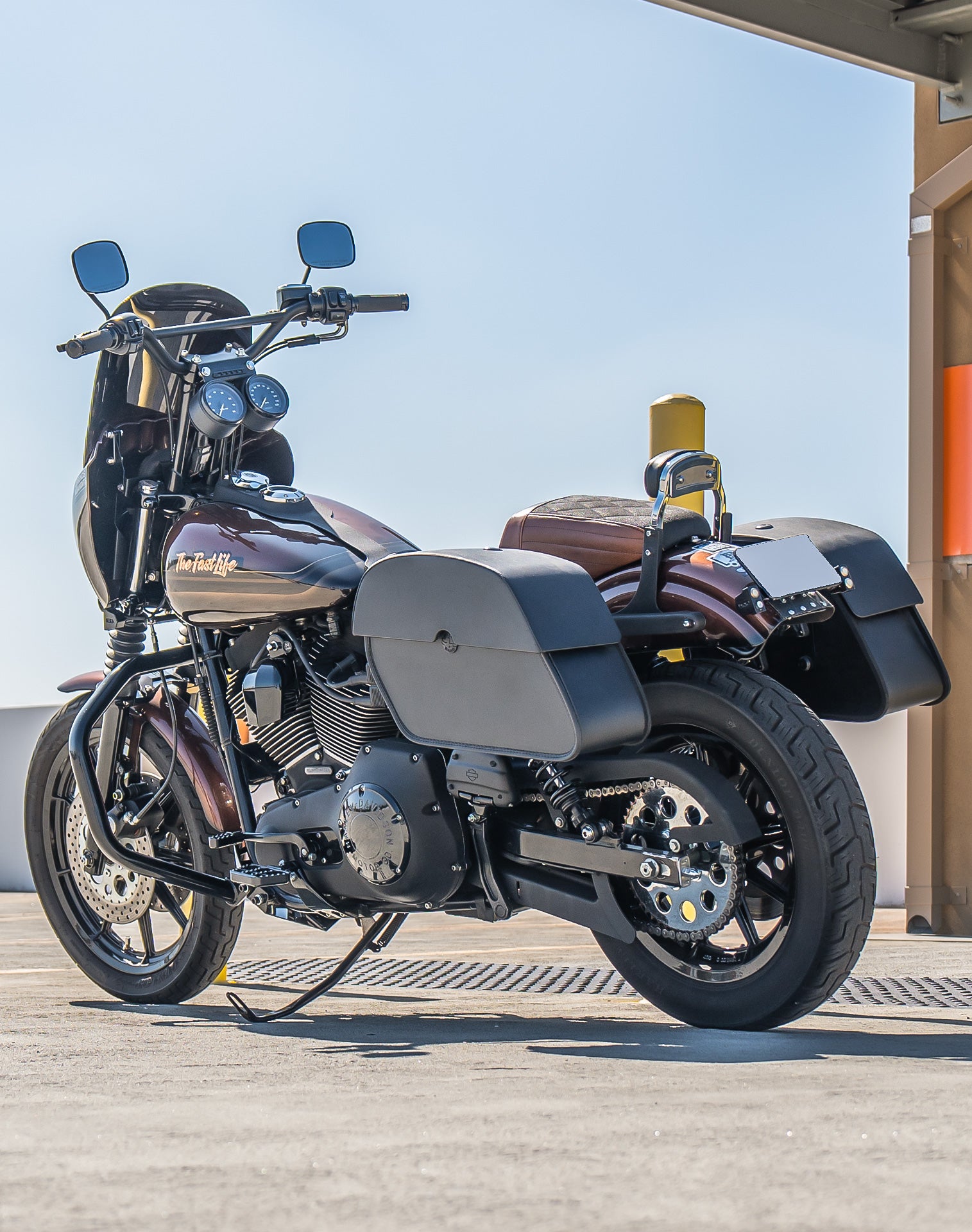 28L - Panzer Medium Quick Mount Leather Saddlebags For Harley Dyna Super Glide FXD/I Lifestyle