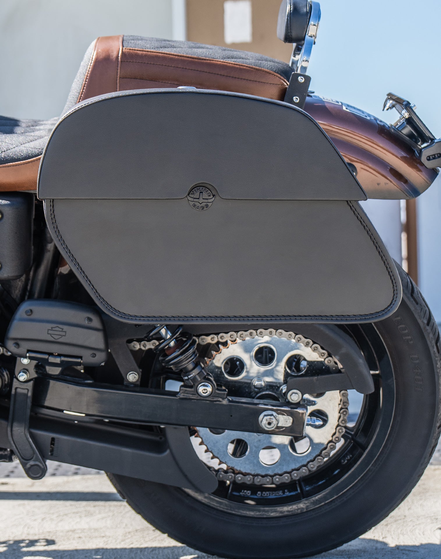 28L - Panzer Medium Quick Mount Leather Saddlebags For Harley Dyna Super Glide FXD/I Lifestyle