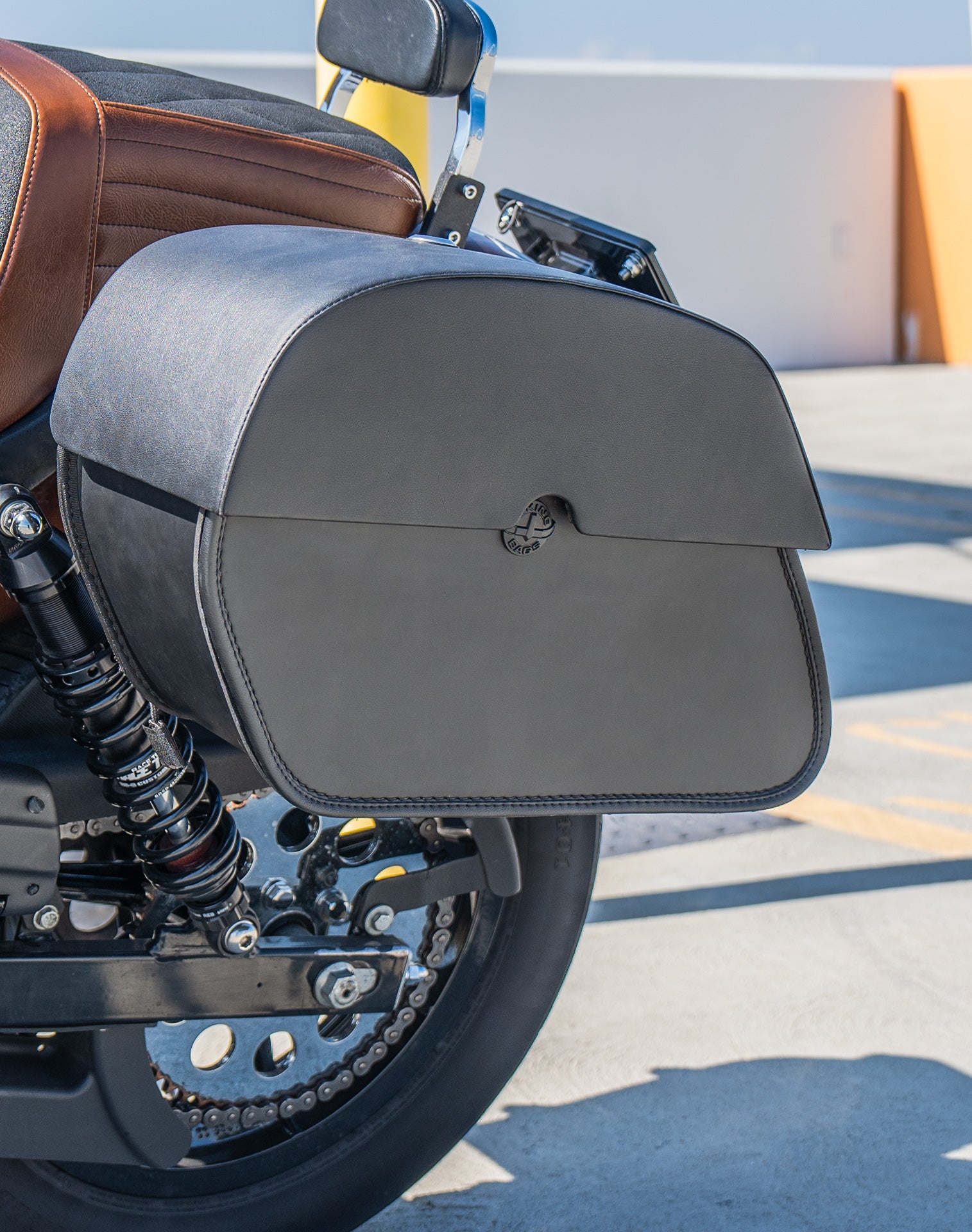 28L - Panzer Medium Quick Mount Leather Saddlebags For Harley Dyna Super Glide FXD/I Lifestyle