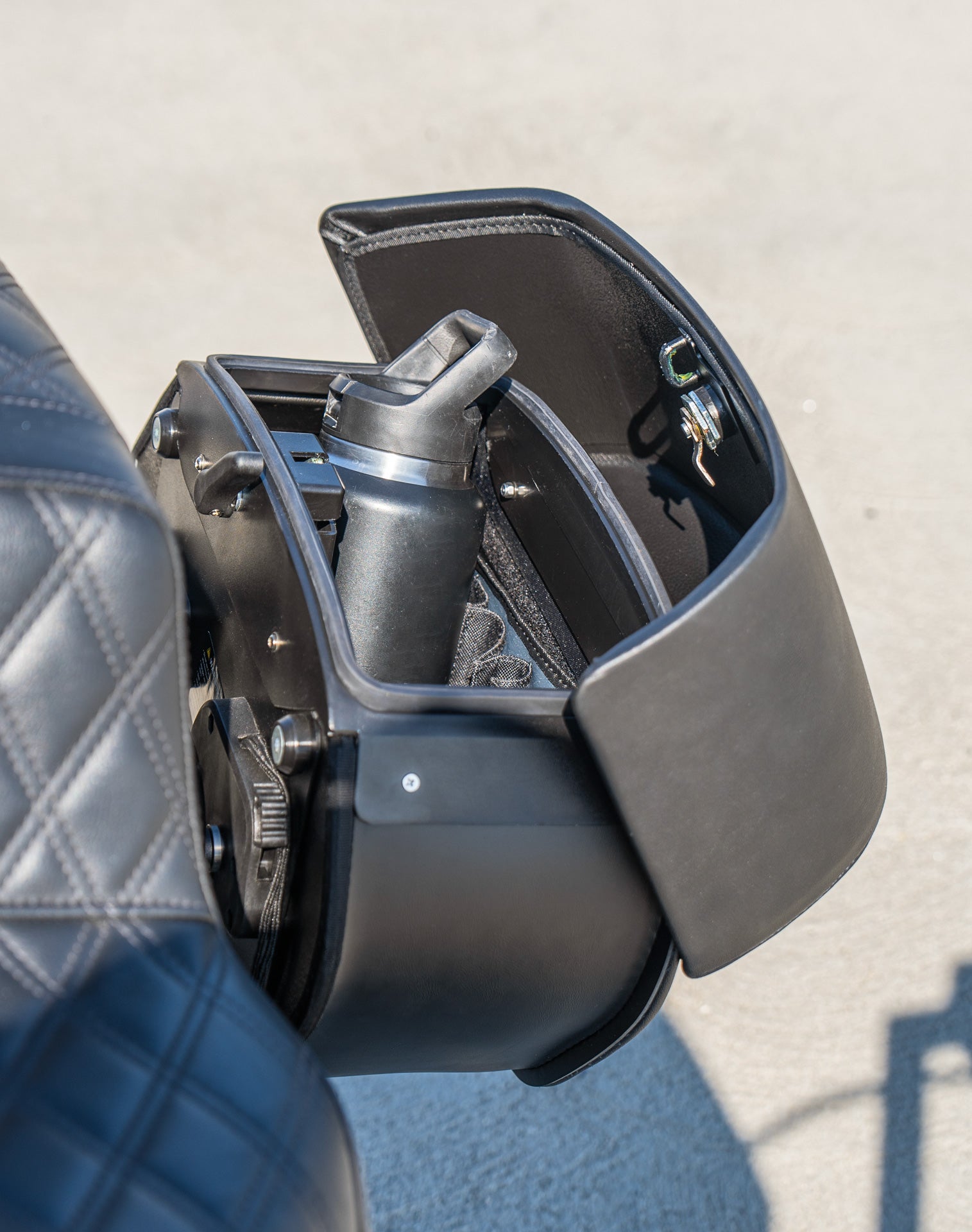 28L - Panzer Medium Quick Mount Leather Saddlebags For Harley Softail Heritage FLHC/S Lifestyle