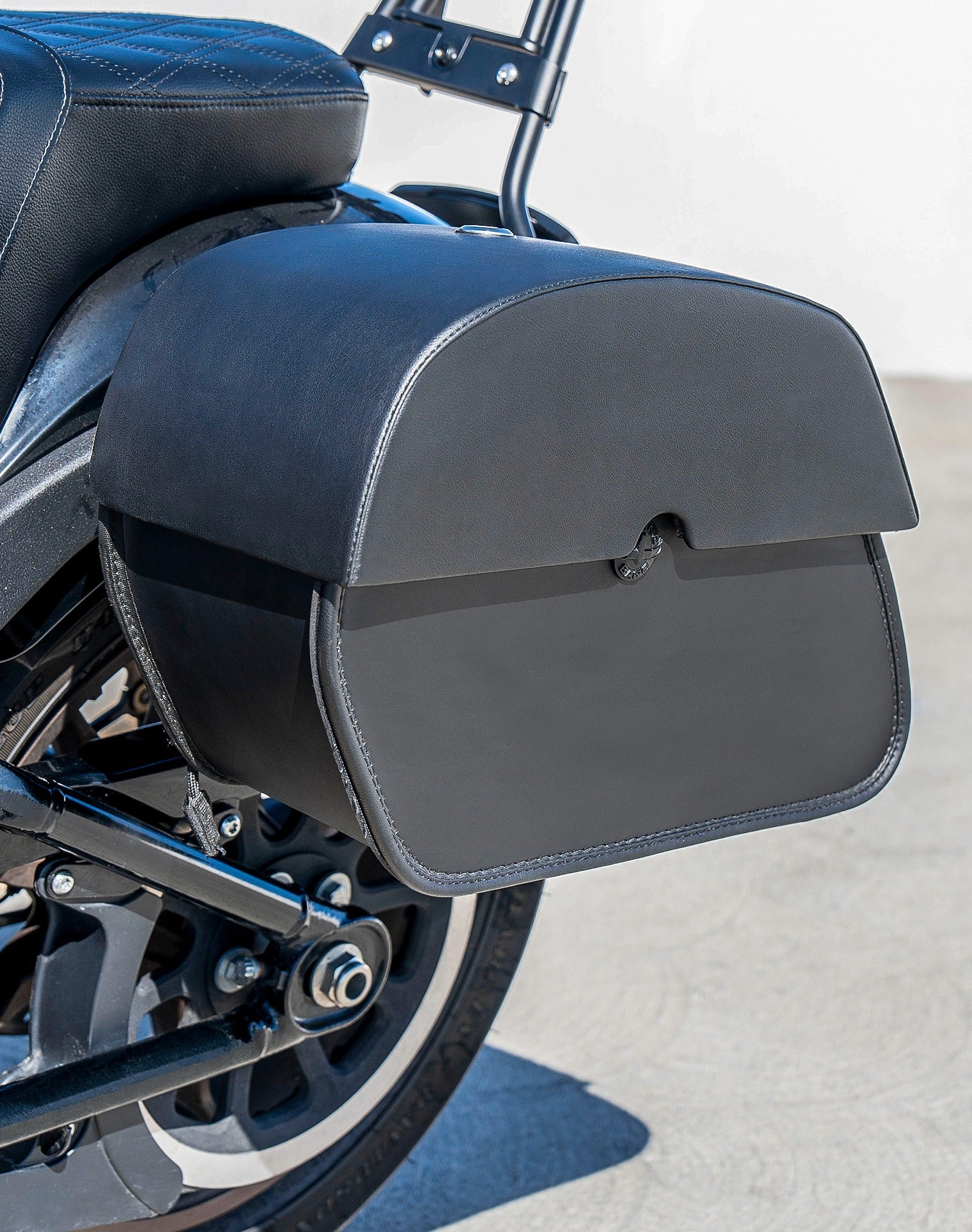 Viking 28L Panzer Medium Quick Mount Harley Softail Low Rider S