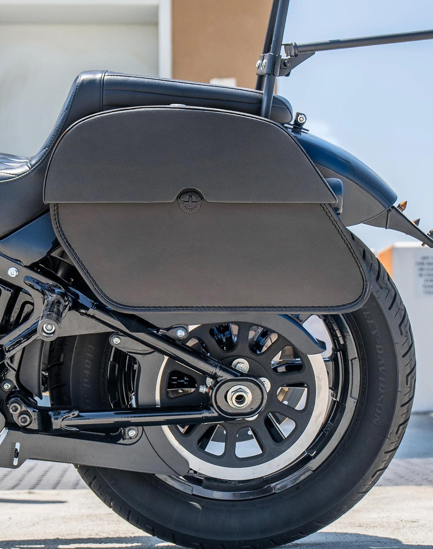 28L - Panzer Medium Quick Mount Leather Saddlebags For Harley Softail Street Bob FXBB v2