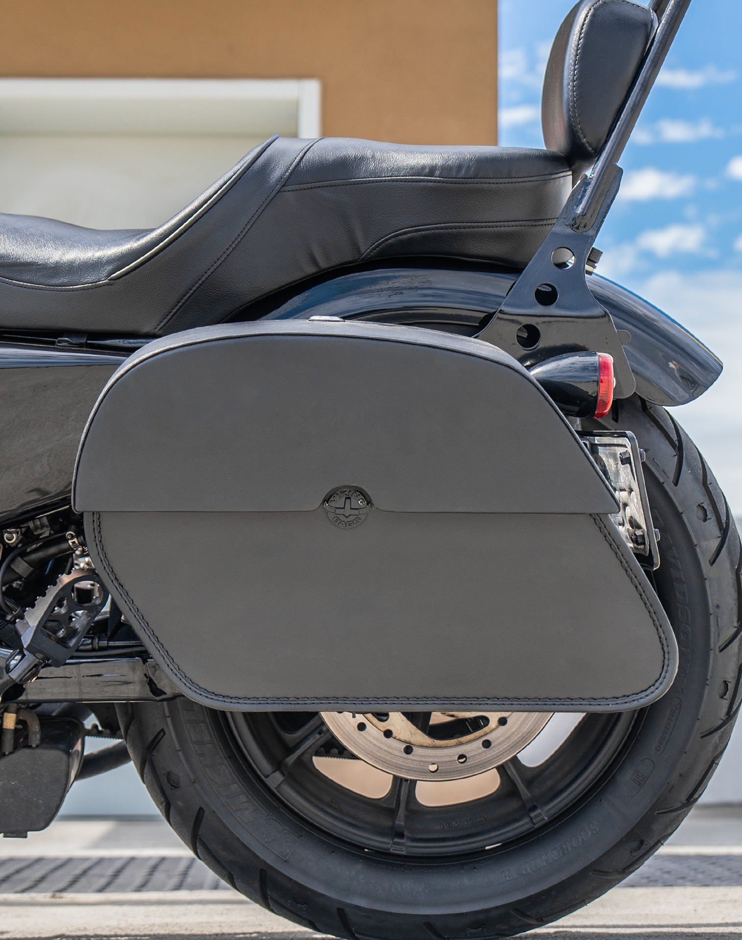 28L - Panzer Medium Quick Mount Leather Saddlebags For Harley Sportster 1200 Iron XL1200NS Lifestyle  2