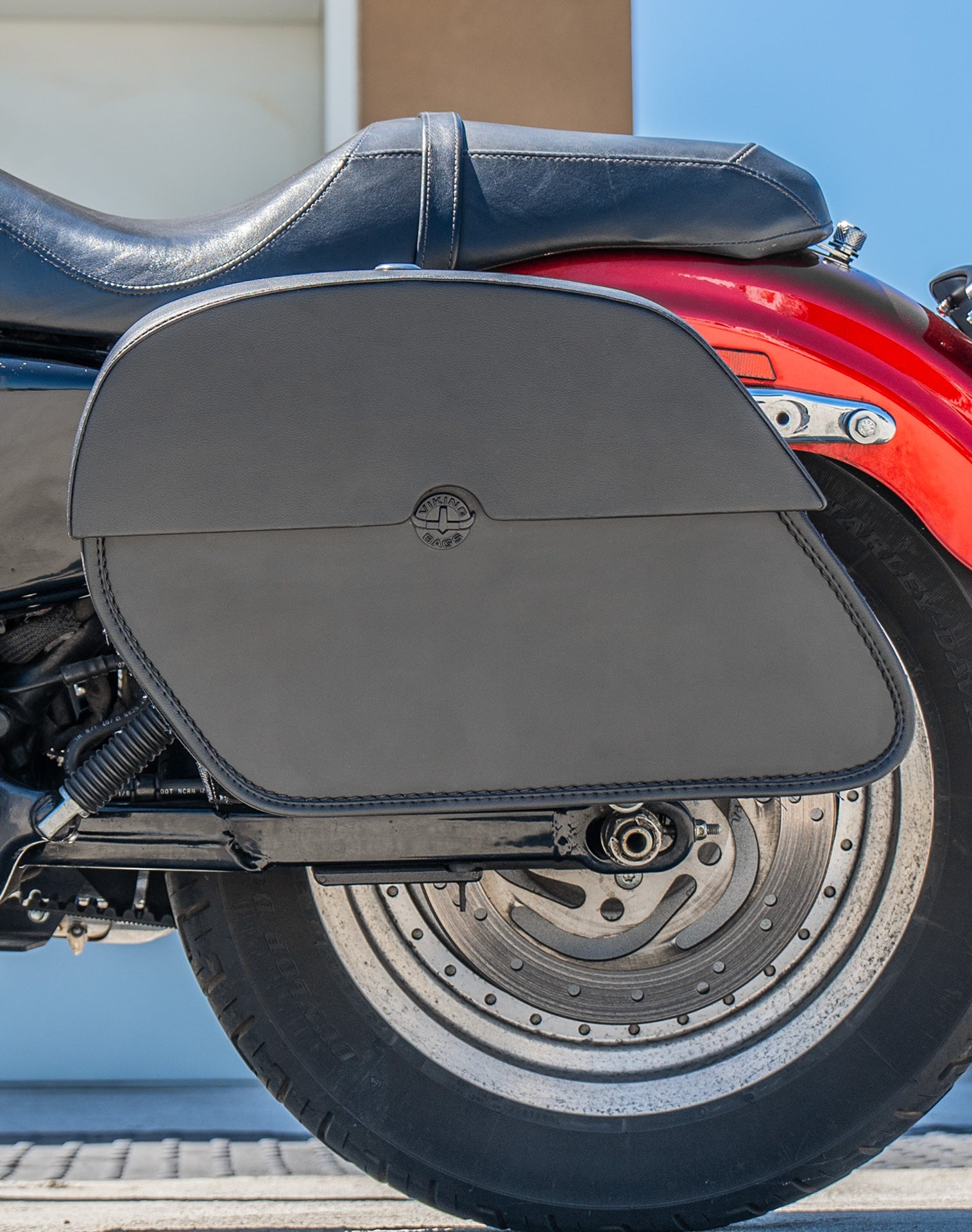 28L - Panzer Medium Quick Mount Leather Saddlebags For Harley Sportster 883 Custom XL883C/XLH883C Lifestyle
