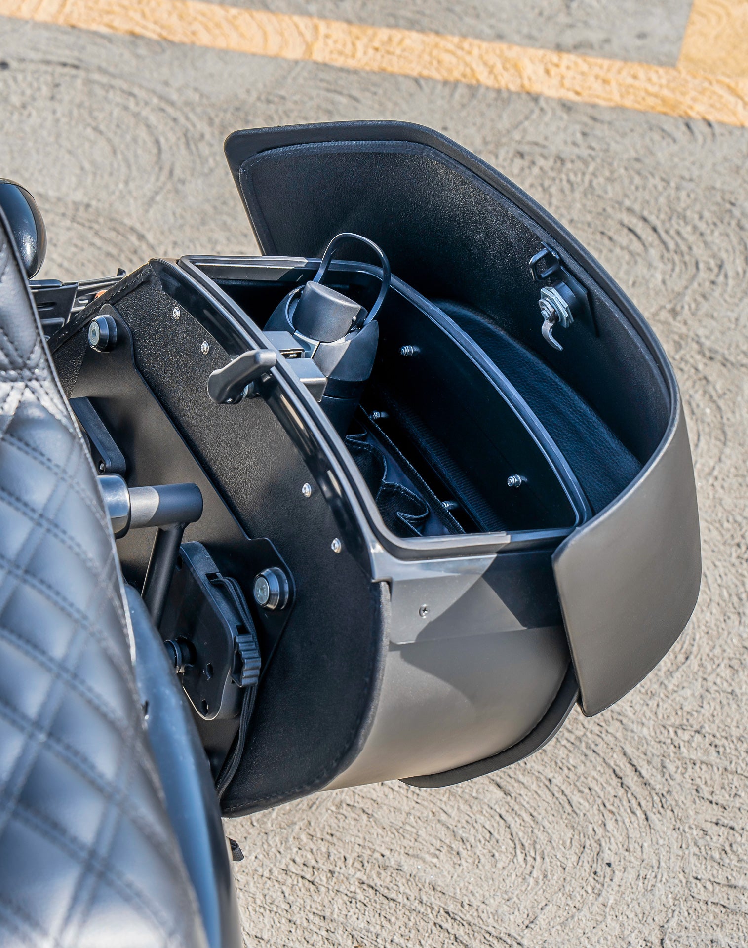 28L - Panzer Medium Quick Mount Leather Saddlebags For Harley Sportster 883 Iron XL883N Lifestyle