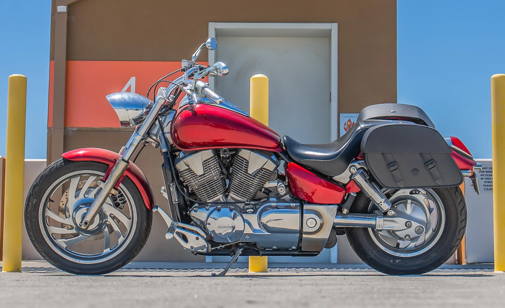 28L - Baelor Quick-Mount Medium Honda VTX 1300 C Motorcycle Saddlebags Life Style Photo @expand