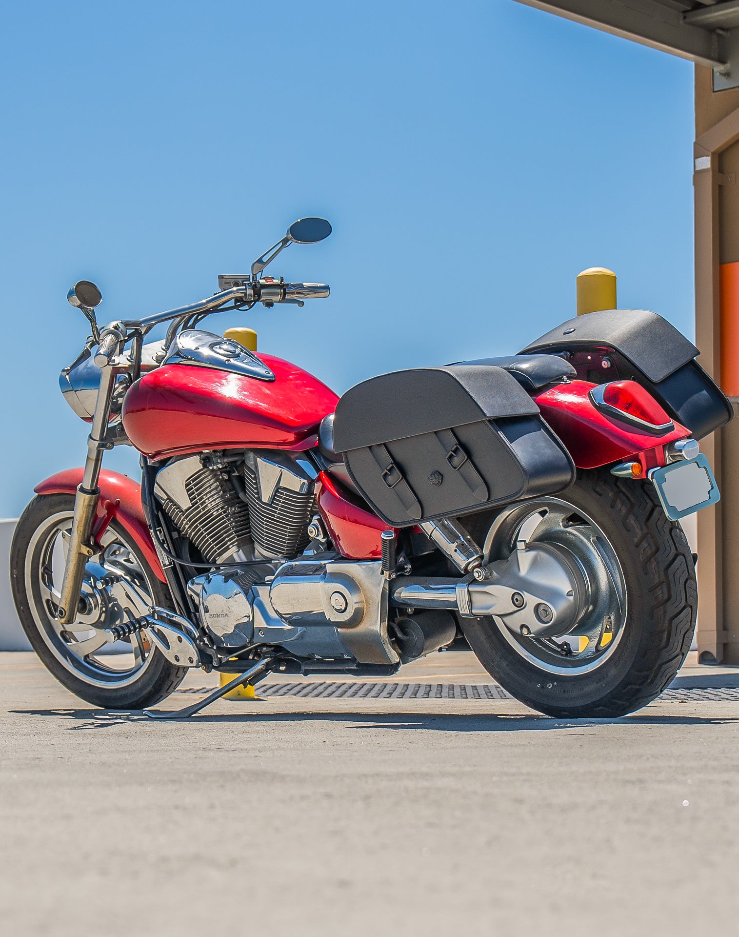 28L - Baelor Quick-Mount Medium Honda VTX 1300 C Motorcycle Saddlebags Life Style 1