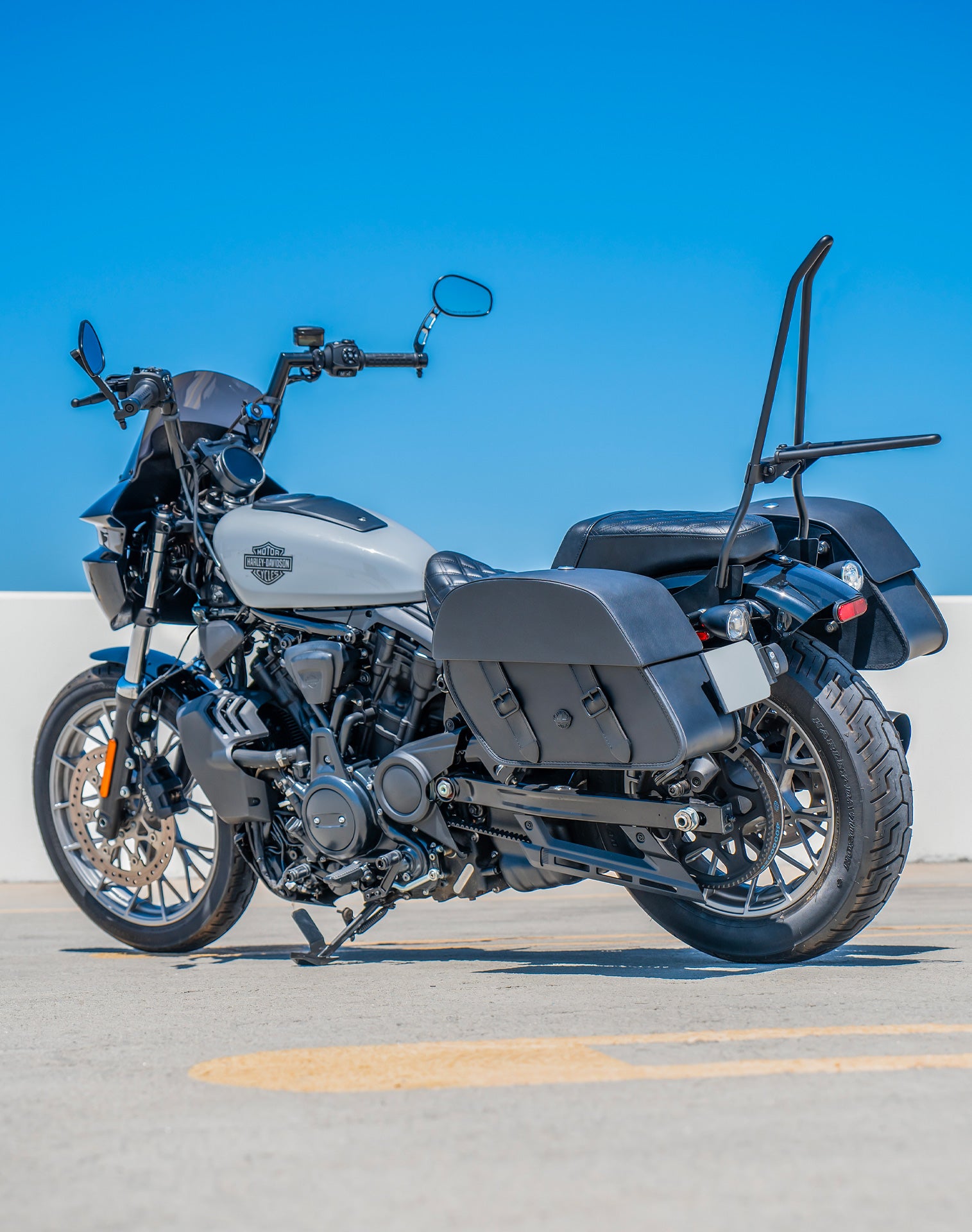 28L - Baelor Medium Quick Mount Harley Nightster RH975/S Motorcycle Saddlebags Lifestyle