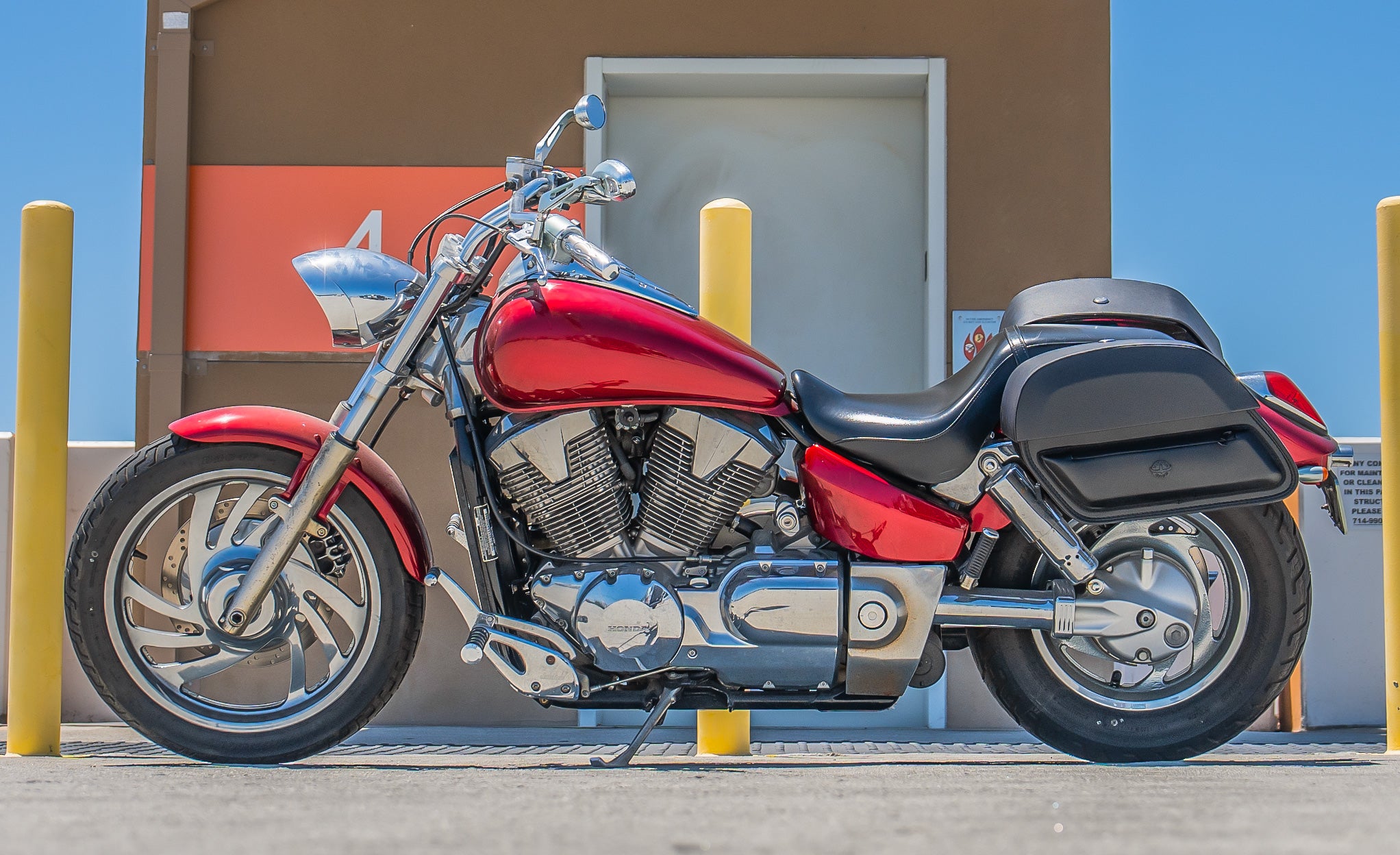 28L - Pantheon Quick-Mount Medium Honda VTX 1300 C Motorcycle Saddlebags Life Style Photo @expand