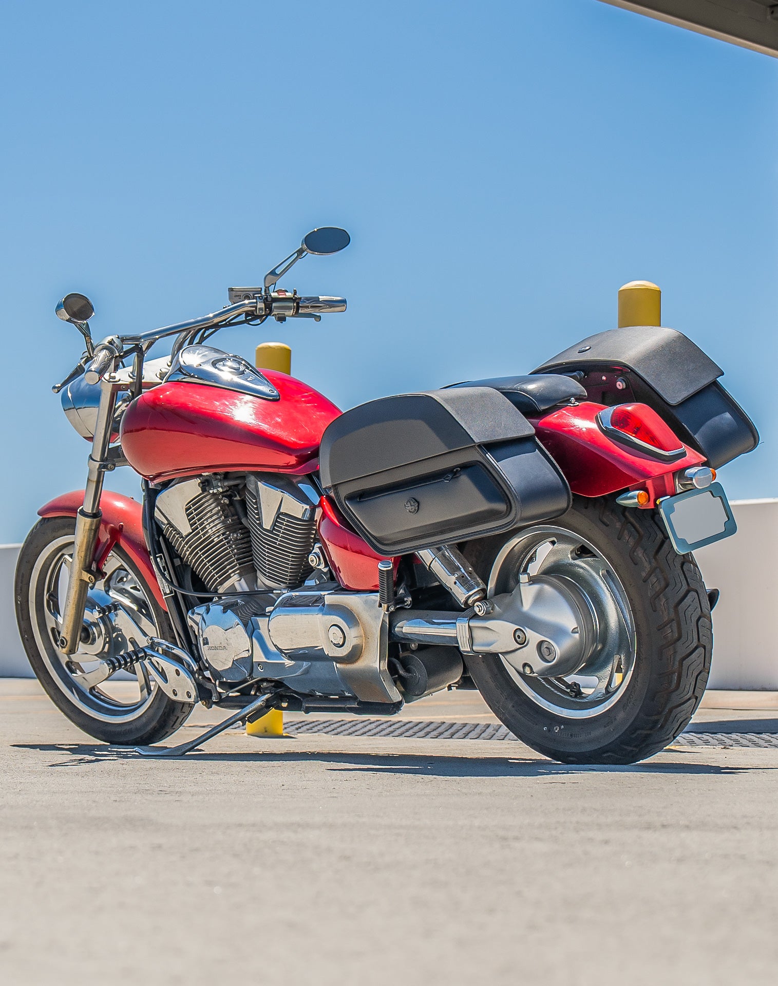 28L - Pantheon Quick-Mount Medium Honda VTX 1300 C Motorcycle Saddlebags Life Style 1