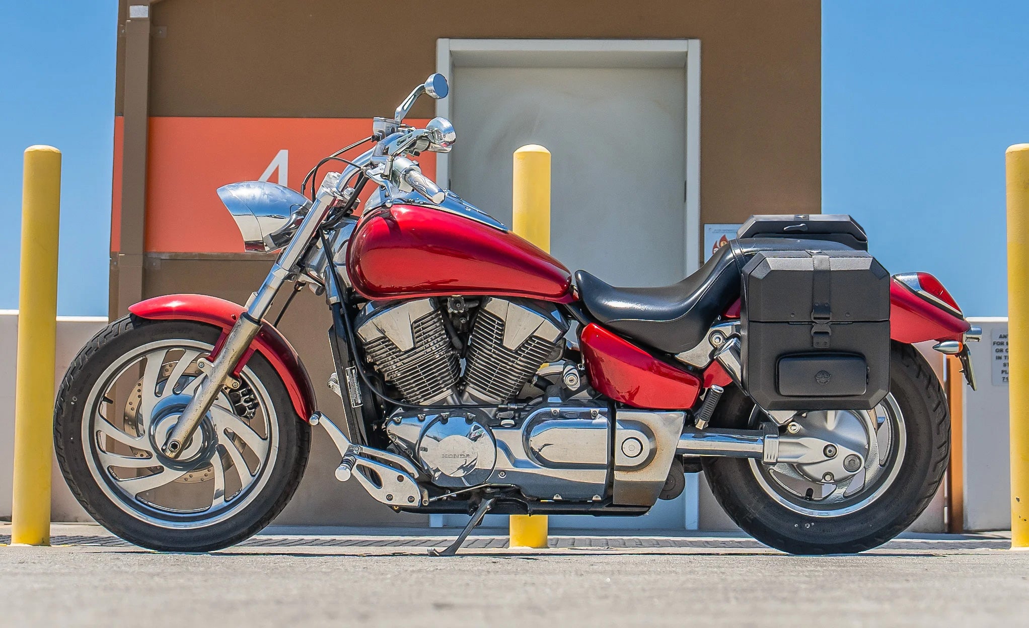 30L - Outlaw Quick-Mount Medium Honda VTX 1300 C Leather Wrapped Hard Saddlebags Life Style Photo @expand