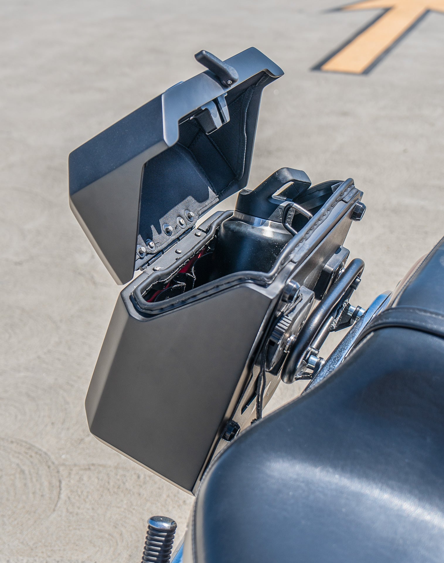 30L - Outlaw Quick-Mount Medium Honda VTX 1300 C Matte Hard Saddlebags Life Style 4