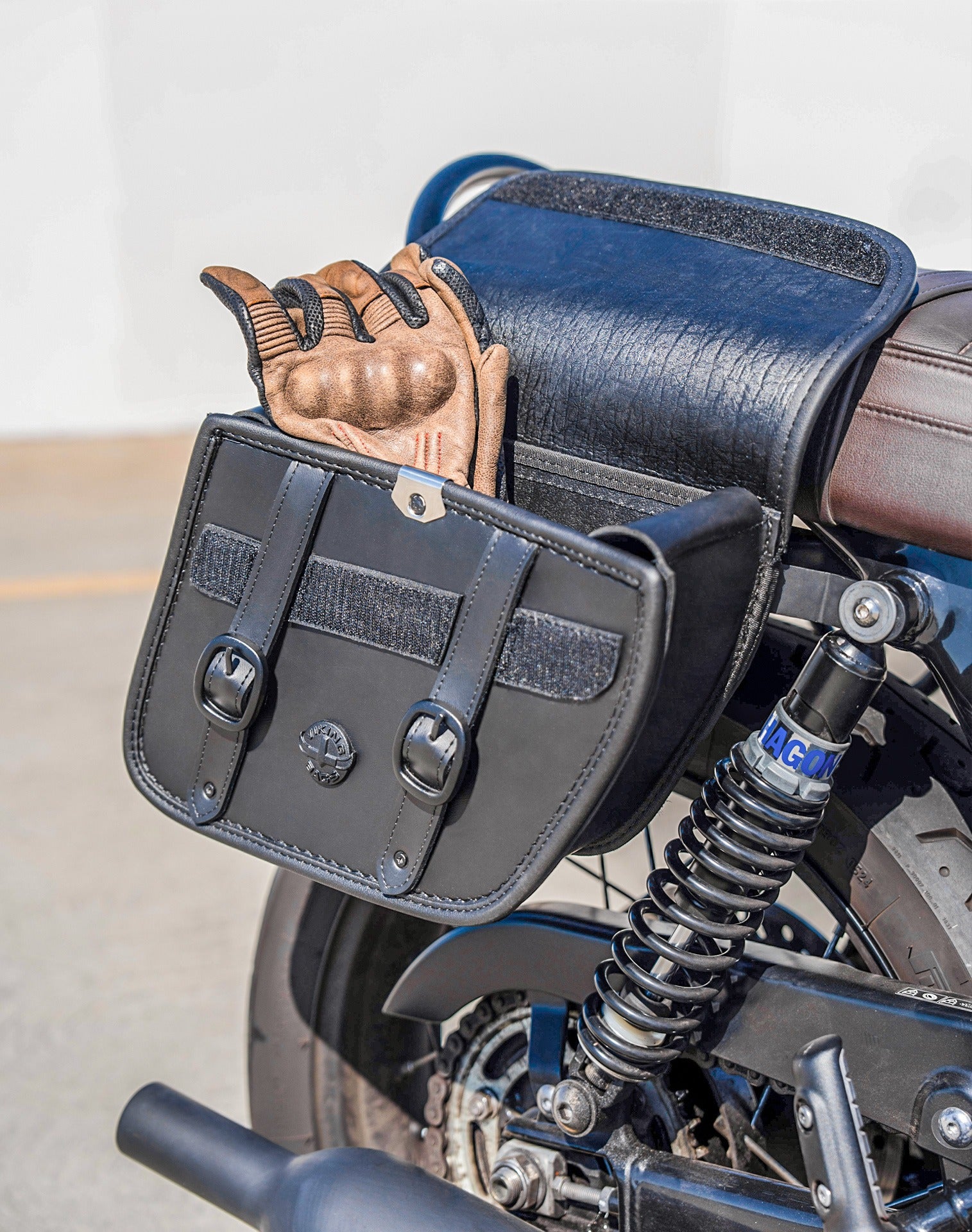 5L - Bront Triumph Bonneville T100 Leather Motorcycle Solo Saddlebag Vertical Lifestyle