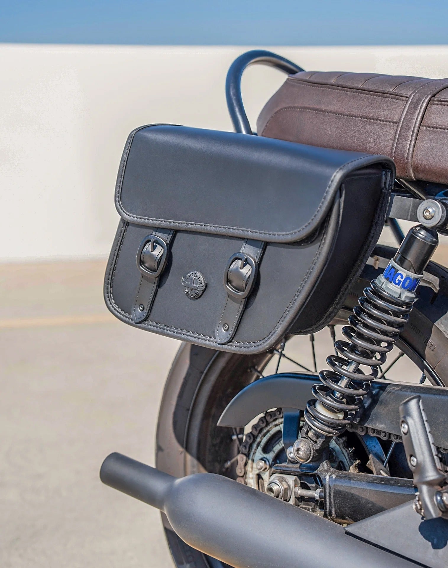 5L - Bront Triumph Bonneville T120 Leather Motorcycle Solo Saddlebag Vertical Lifestyle