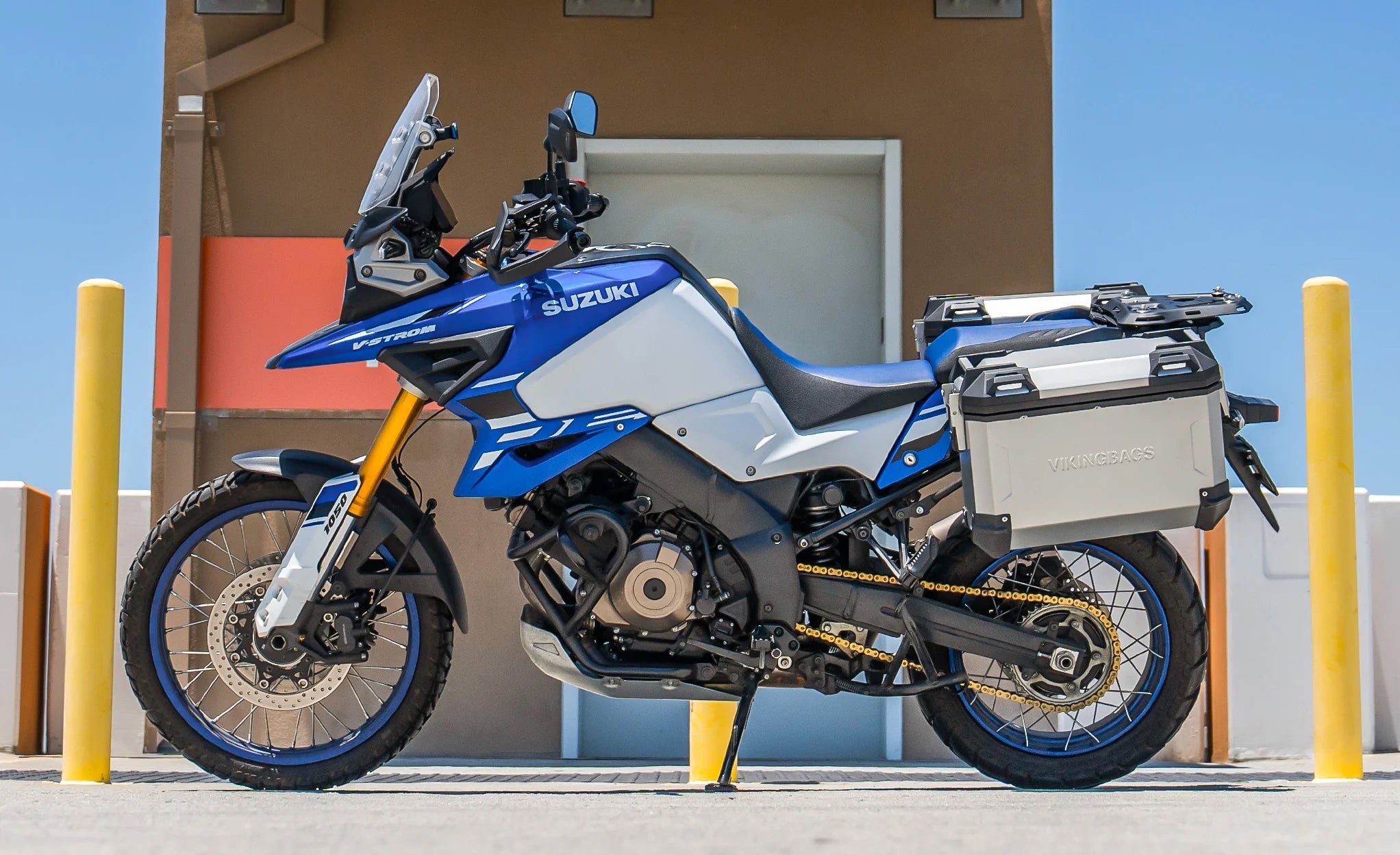 45L - Apex XL Suzuki V-Strom 1050 Aluminum Side Cases Silver Lifestyle @expand