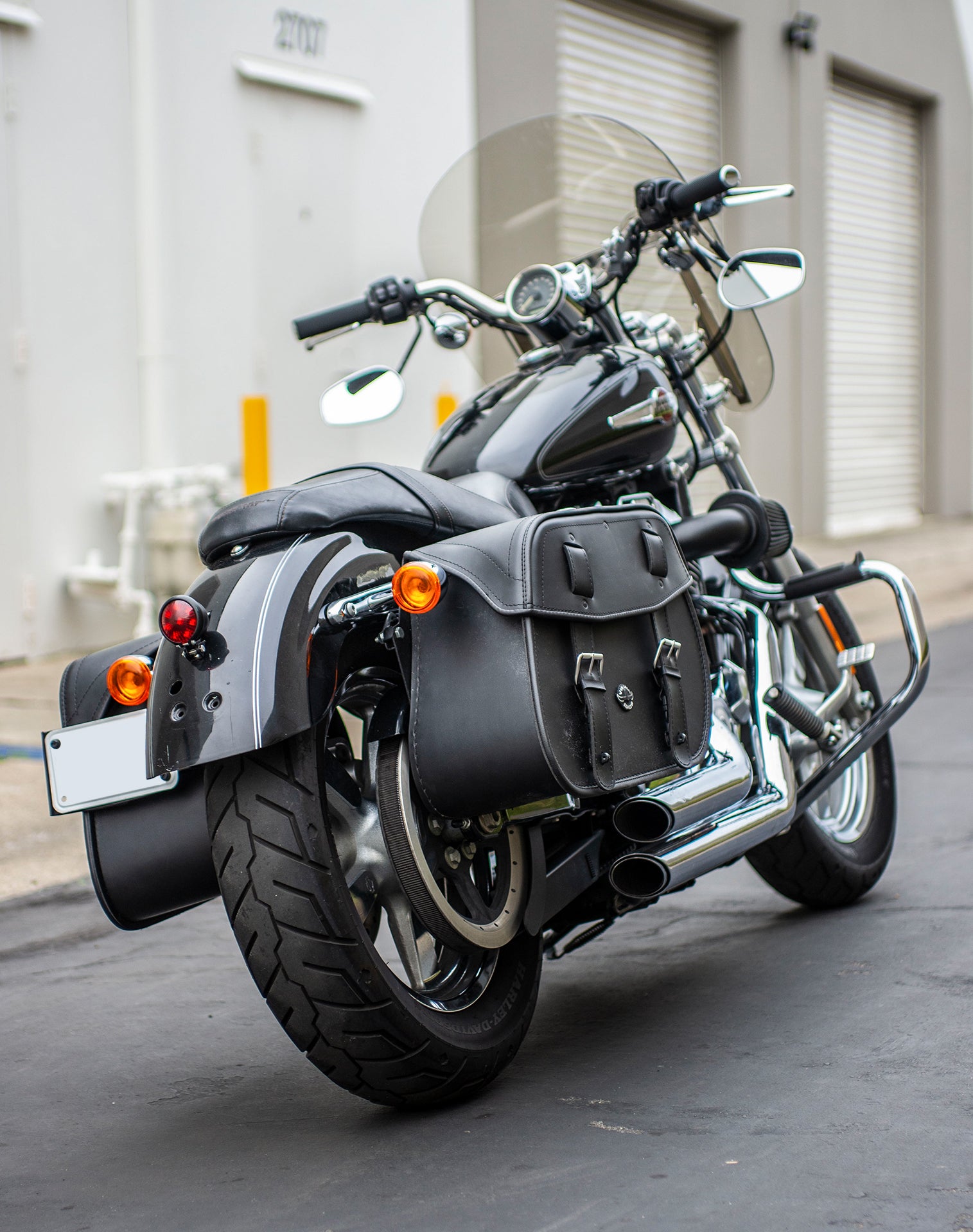 25L - Arch Large Shock Cutout Leather Motorcycle Saddlebags for Harley Sportster 1200 Custom XL1200C/XLH1200C Life style