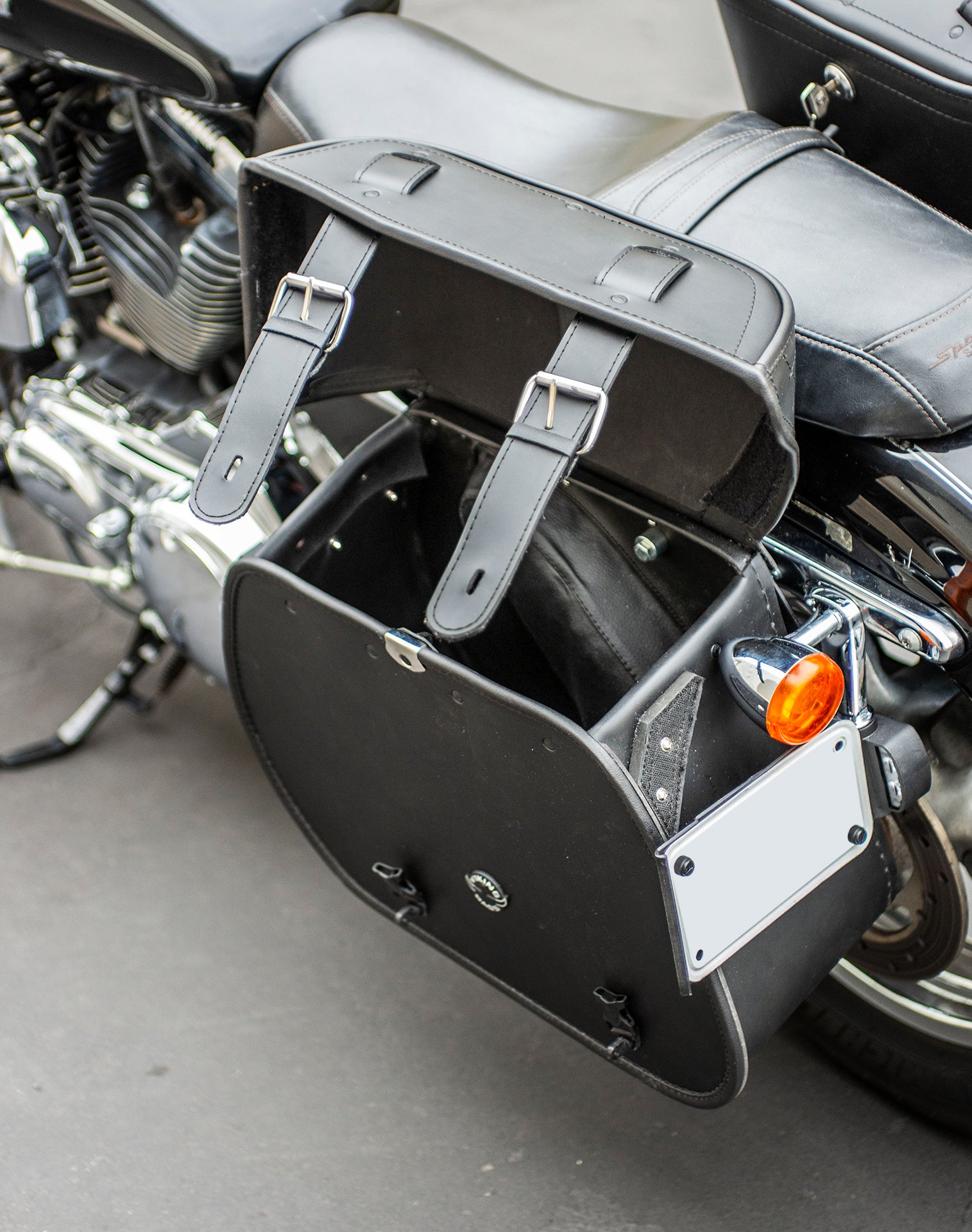 25L - Arch Large Shock Cutout Leather Motorcycle Saddlebags for Harley Sportster 1200 Custom XL1200C/XLH1200C Life style