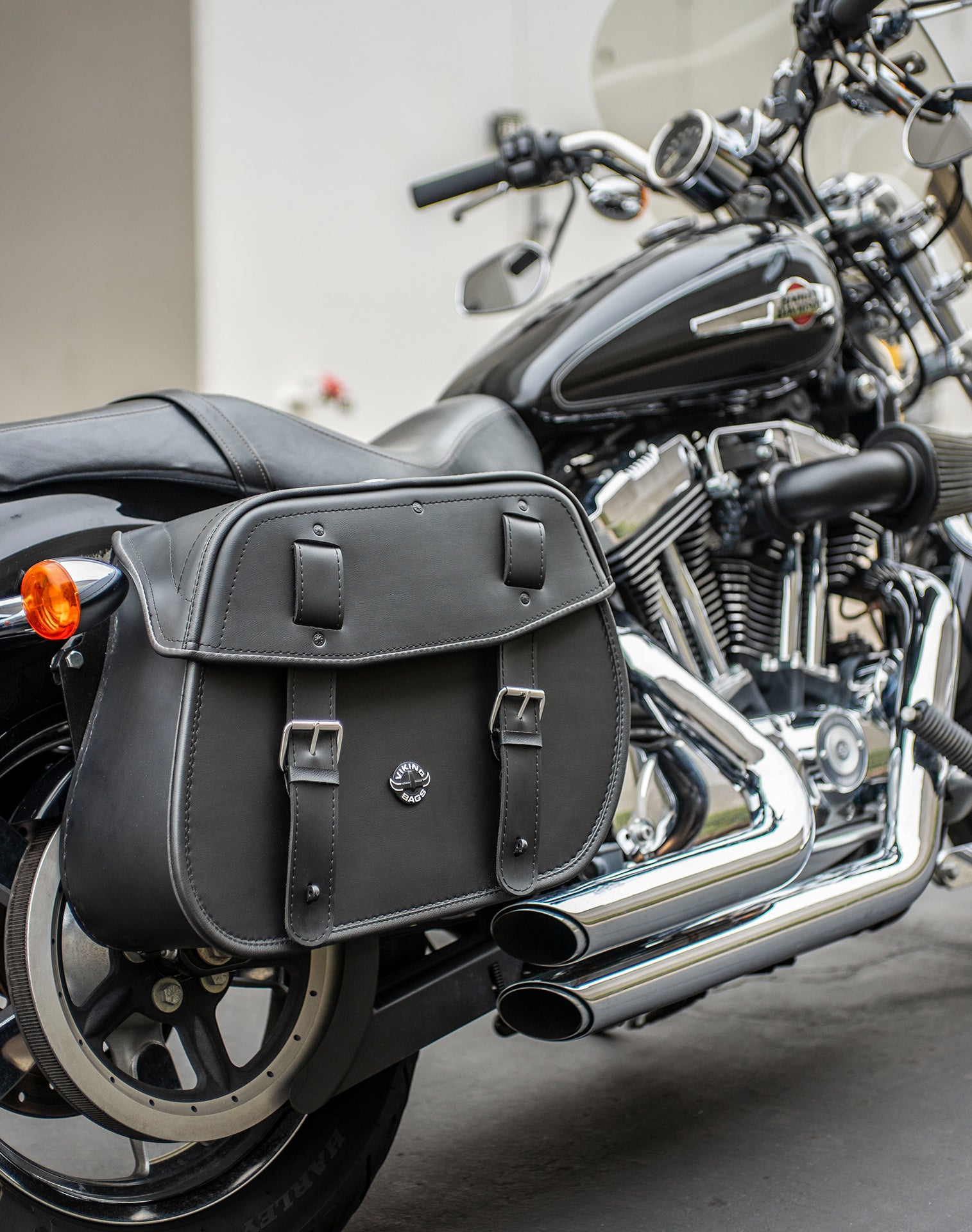 25L - Arch Large Shock Cutout Leather Motorcycle Saddlebags for Harley Sportster 1200 Custom XL1200C/XLH1200C Life style