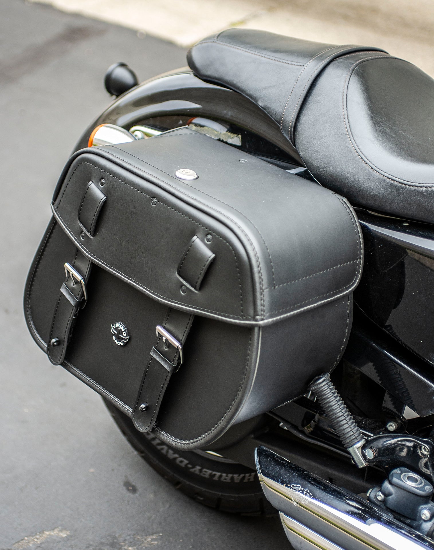 25L - Arch Large Shock Cutout Leather Motorcycle Saddlebags for Harley Sportster 1200 Custom XL1200C/XLH1200C Life style