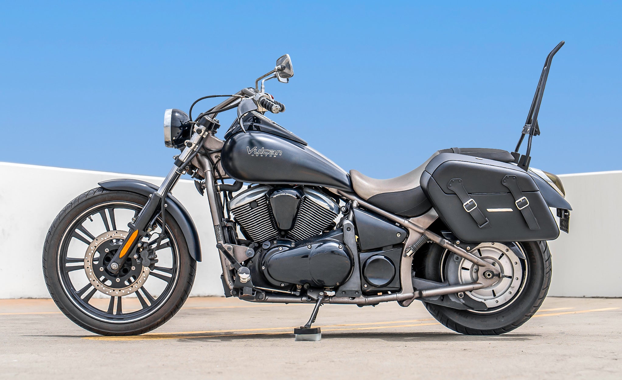 42L - Baldur Extra Large Kawasaki Vulcan 900 Custom VN900C Leather Wrapped Motorcycle Hard Saddlebags Lifestyle @expand