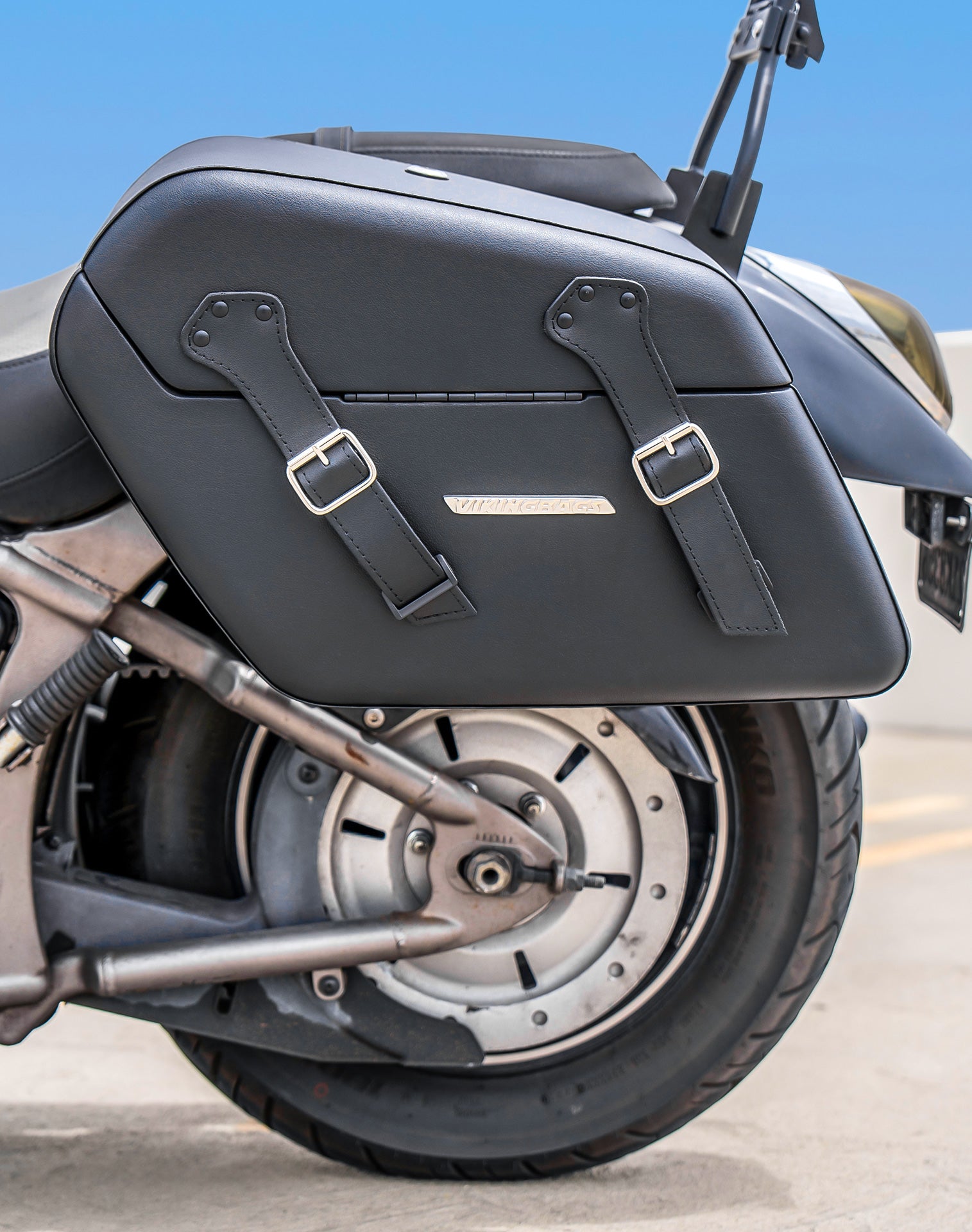 42L - Baldur Extra Large Kawasaki Vulcan 900 Custom VN900C Leather Wrapped Motorcycle Hard Saddlebags Lifestyle