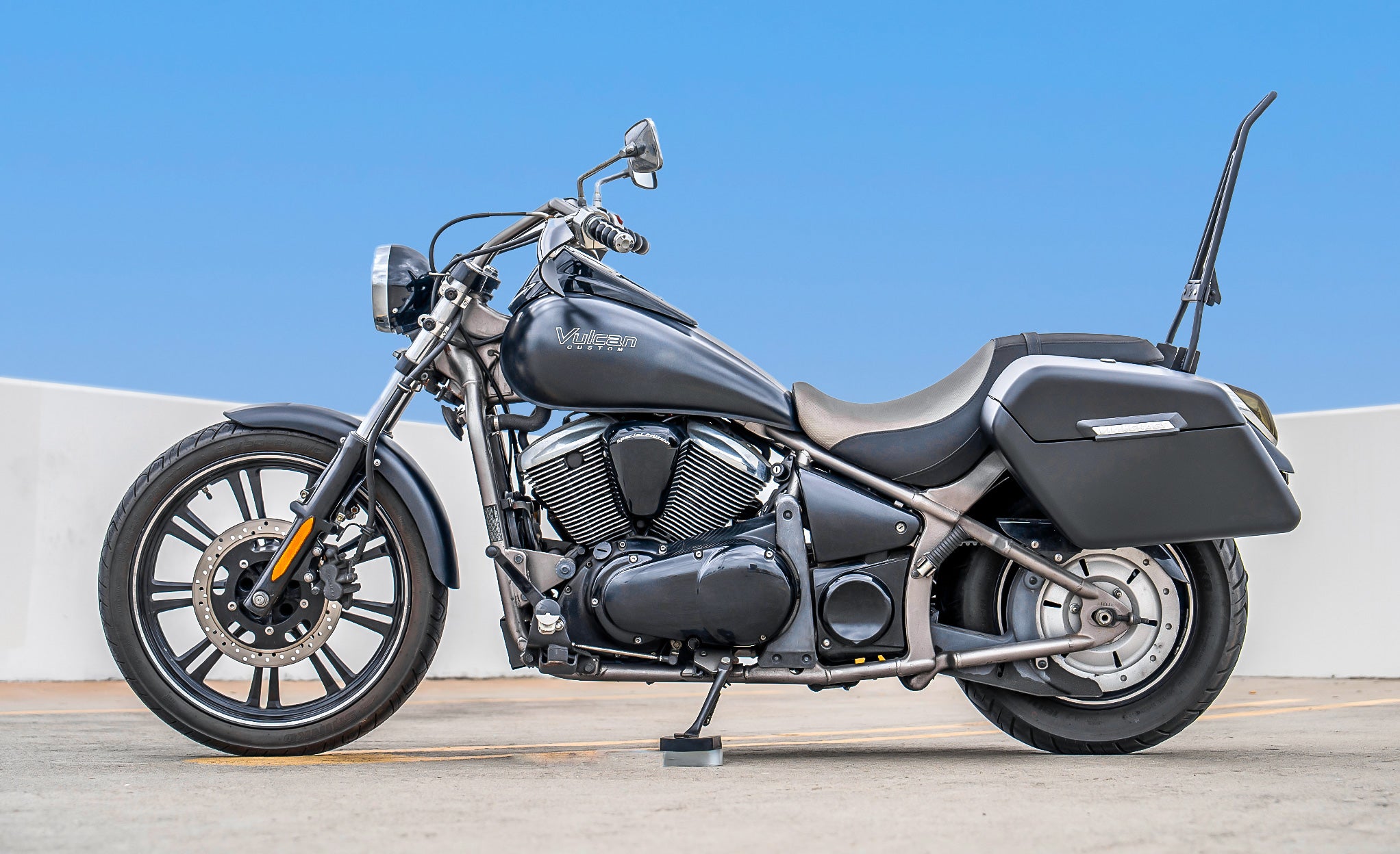 42L - Baldur Extra Large Kawasaki Vulcan 900 Custom VN900C Matte Motorcycle Hard Saddlebags Lifestyle @expand