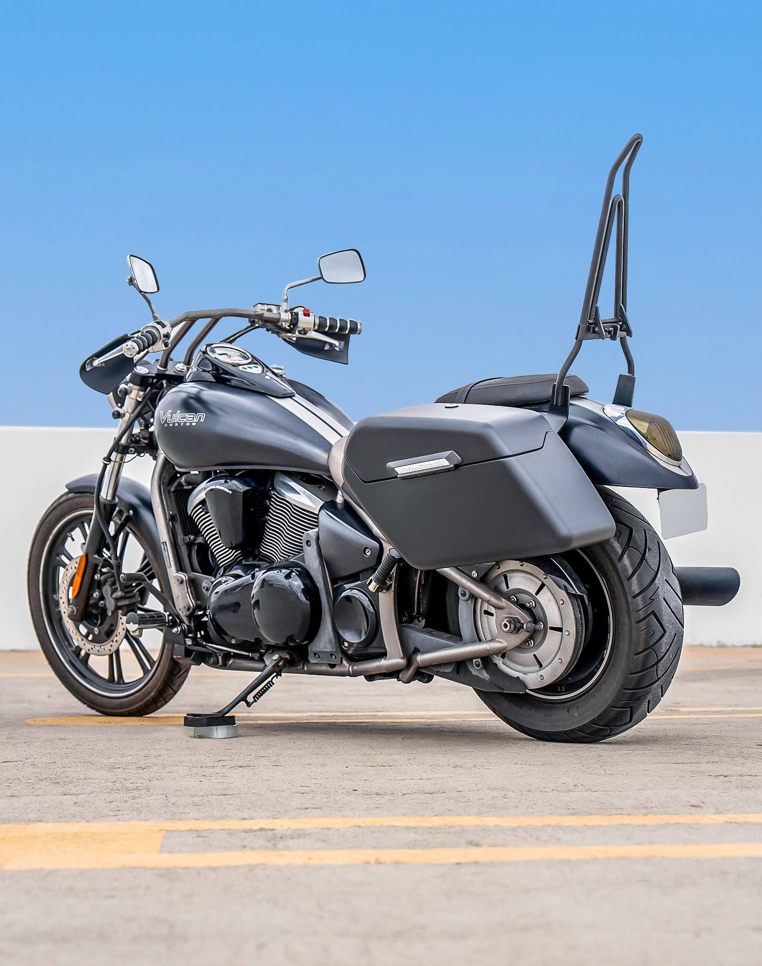 42L - Baldur Extra Large Kawasaki Vulcan 900 Custom VN900C Matte Motorcycle Hard Saddlebags Lifestyle