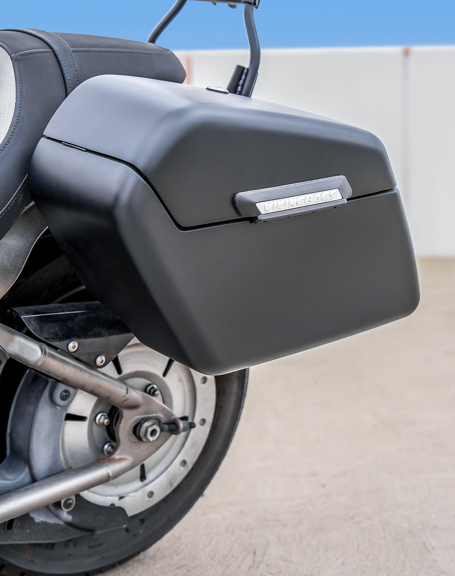 42L - Baldur Extra Large Kawasaki Vulcan 900 Custom VN900C Matte Motorcycle Hard Saddlebags Lifestyle
