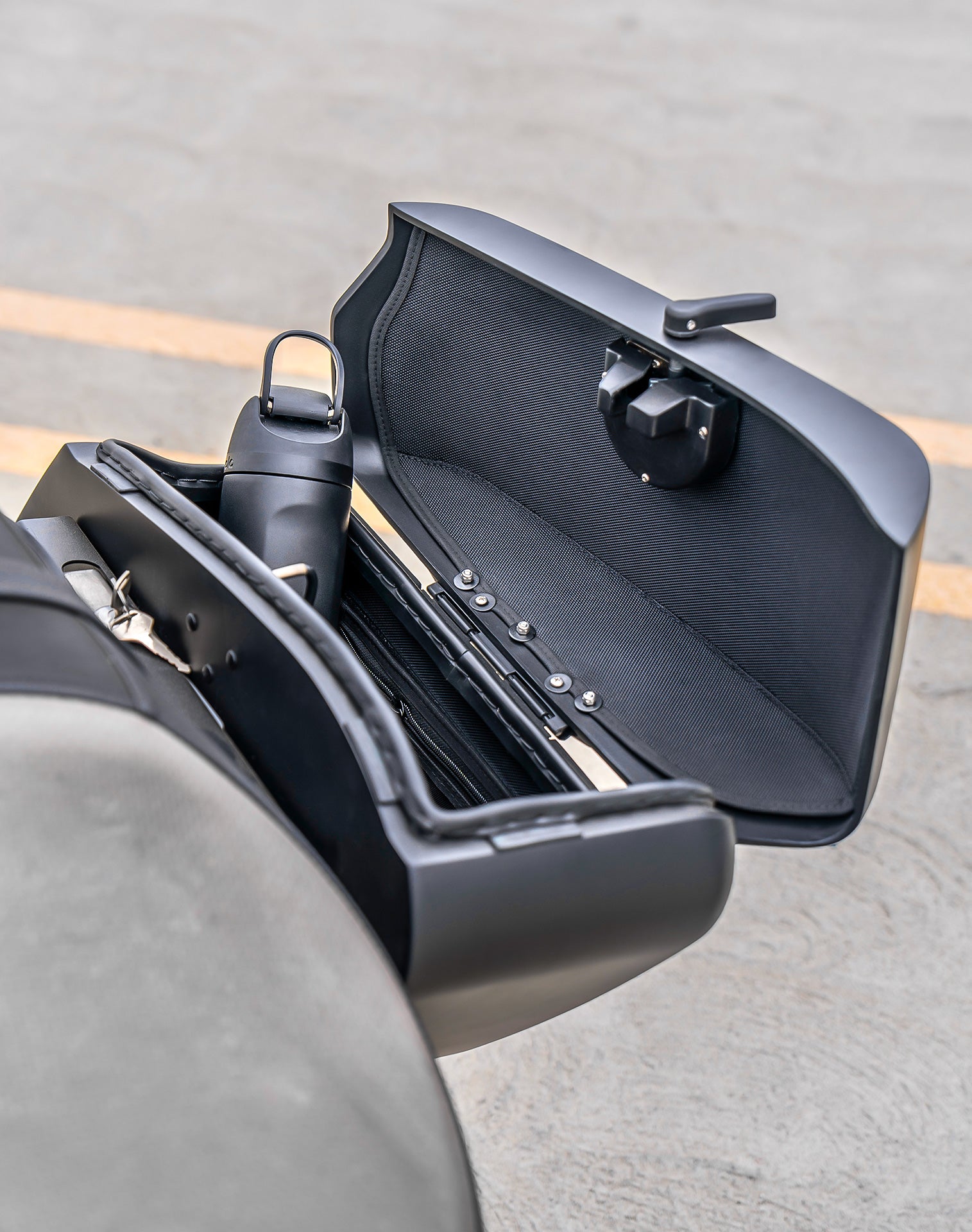 42L - Baldur Extra Large Kawasaki Vulcan 900 Custom VN900C Matte Motorcycle Hard Saddlebags Lifestyle