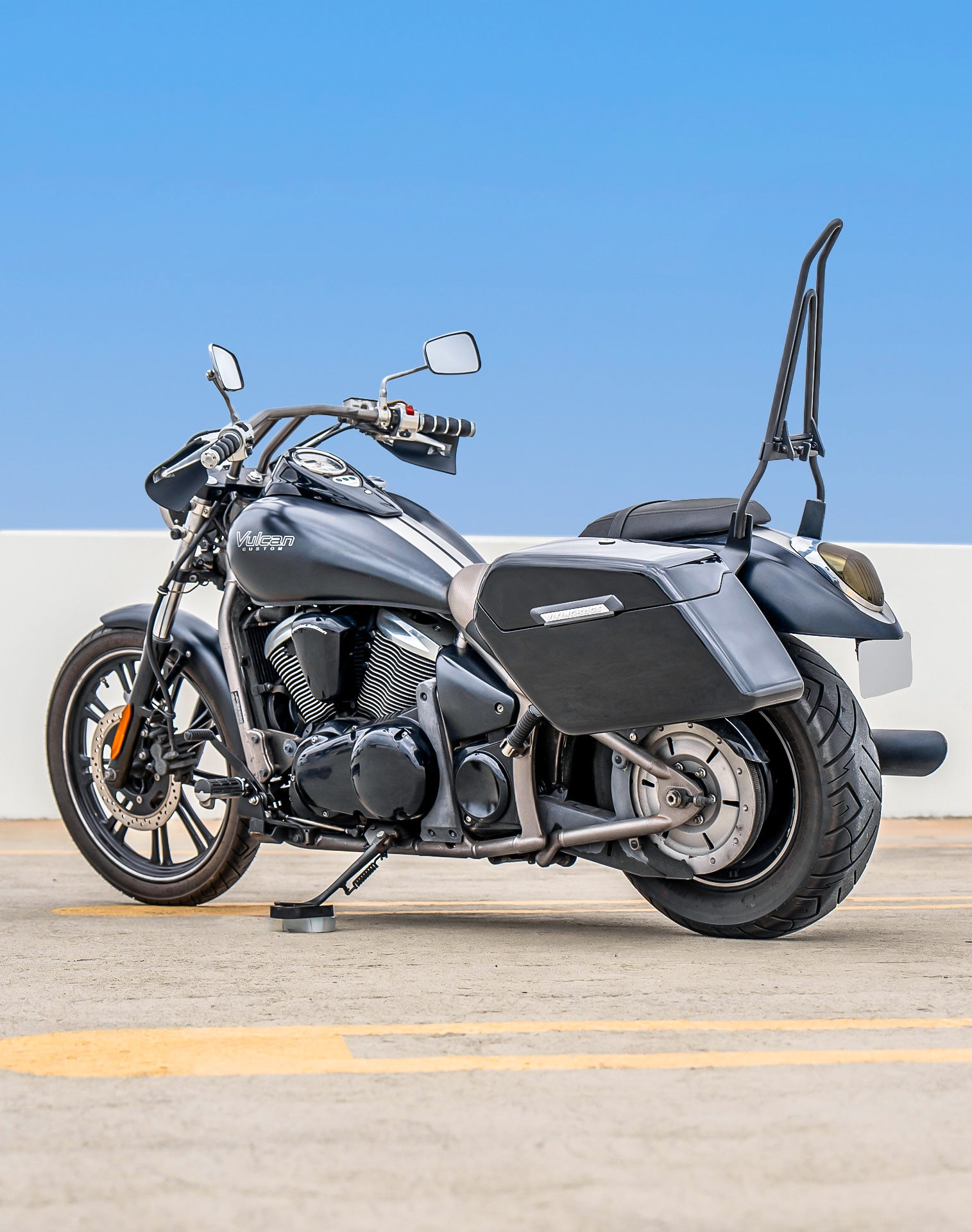 42L - Baldur Extra Large Kawasaki Vulcan 900 Custom VN900C Painted Motorcycle Hard Saddlebags Lifestyle