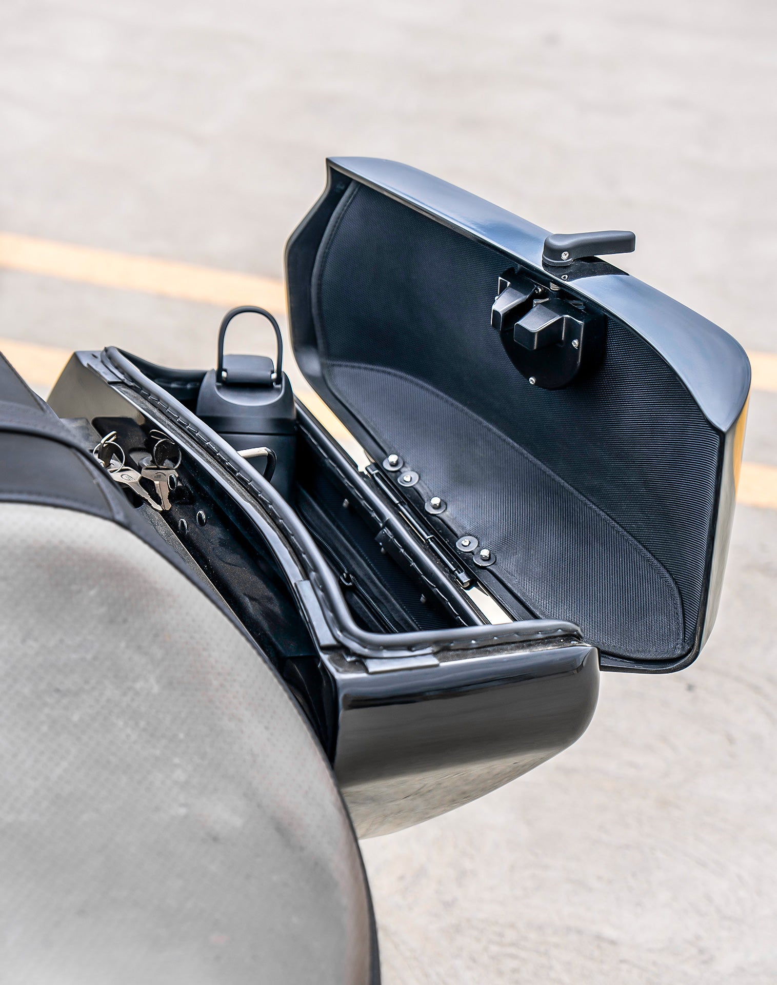 42L - Baldur Extra Large Kawasaki Vulcan 900 Custom VN900C Painted Motorcycle Hard Saddlebags Lifestyle
