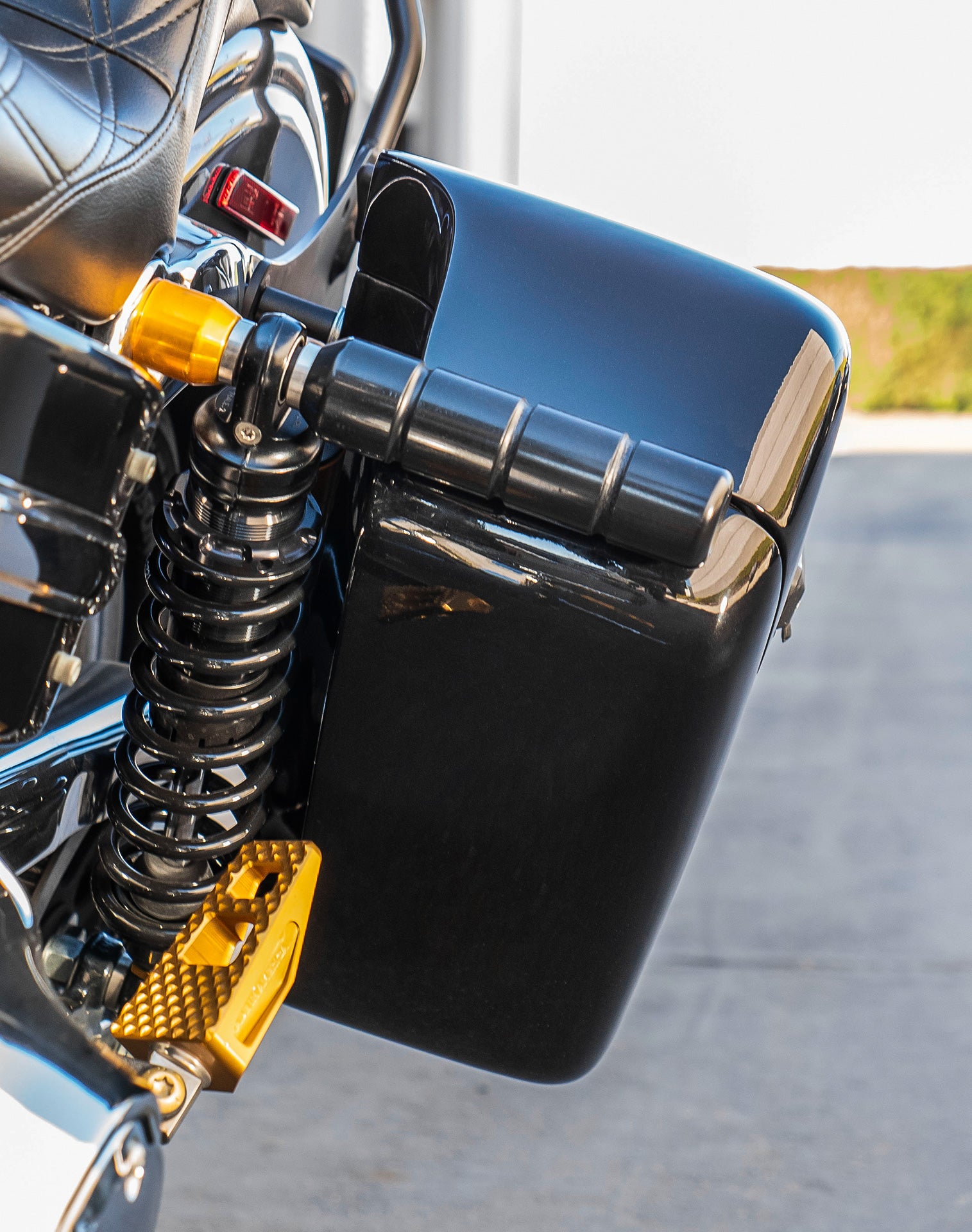 38L - Baldur XL Shock Cut-Out Painted Hard Saddlebags for Harley Dyna Super Glide Custom FXDC/I v3