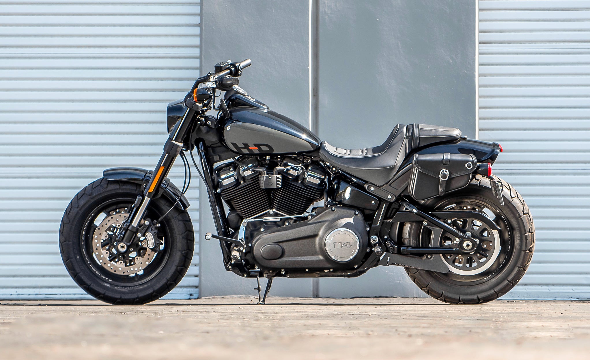 2L - Diablo Plain Leather Motorcycle Left Solo Bag For Harley Softail Fat Bob FXFB/S Life Style @expand