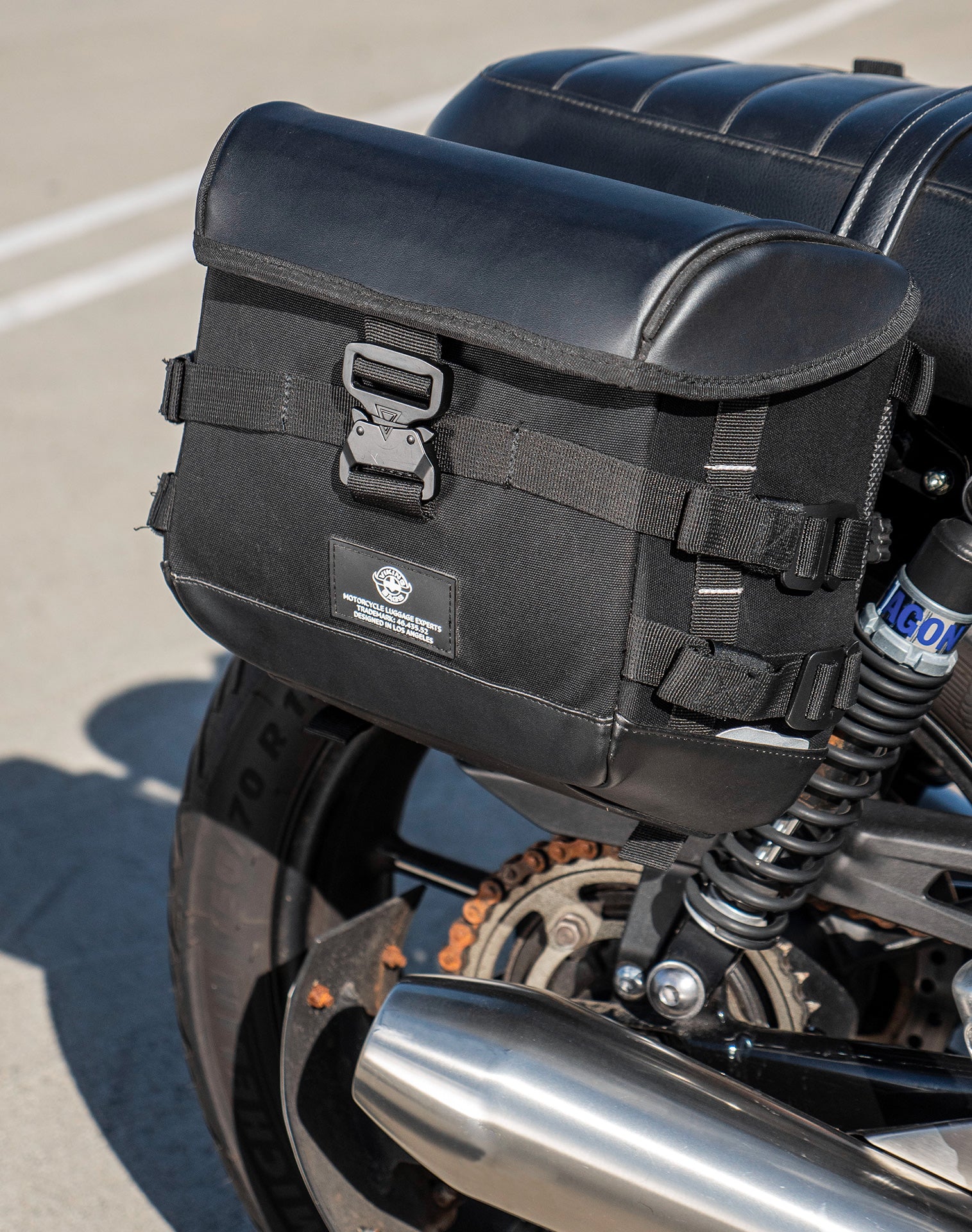 20L - Incognito Quick-Mount Small Triumph Speed Twin 900 Saddlebags Life style 3