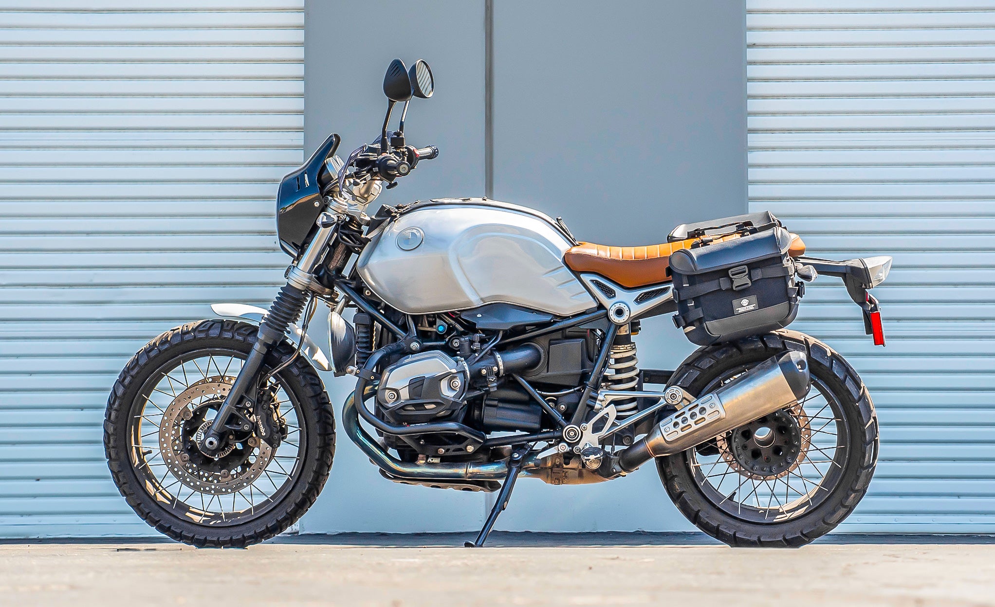 20L - Incognito Quick-Mount Small BMW R nineT Pure/Racer/GS 2014+ Saddlebags Lifestyle @expand