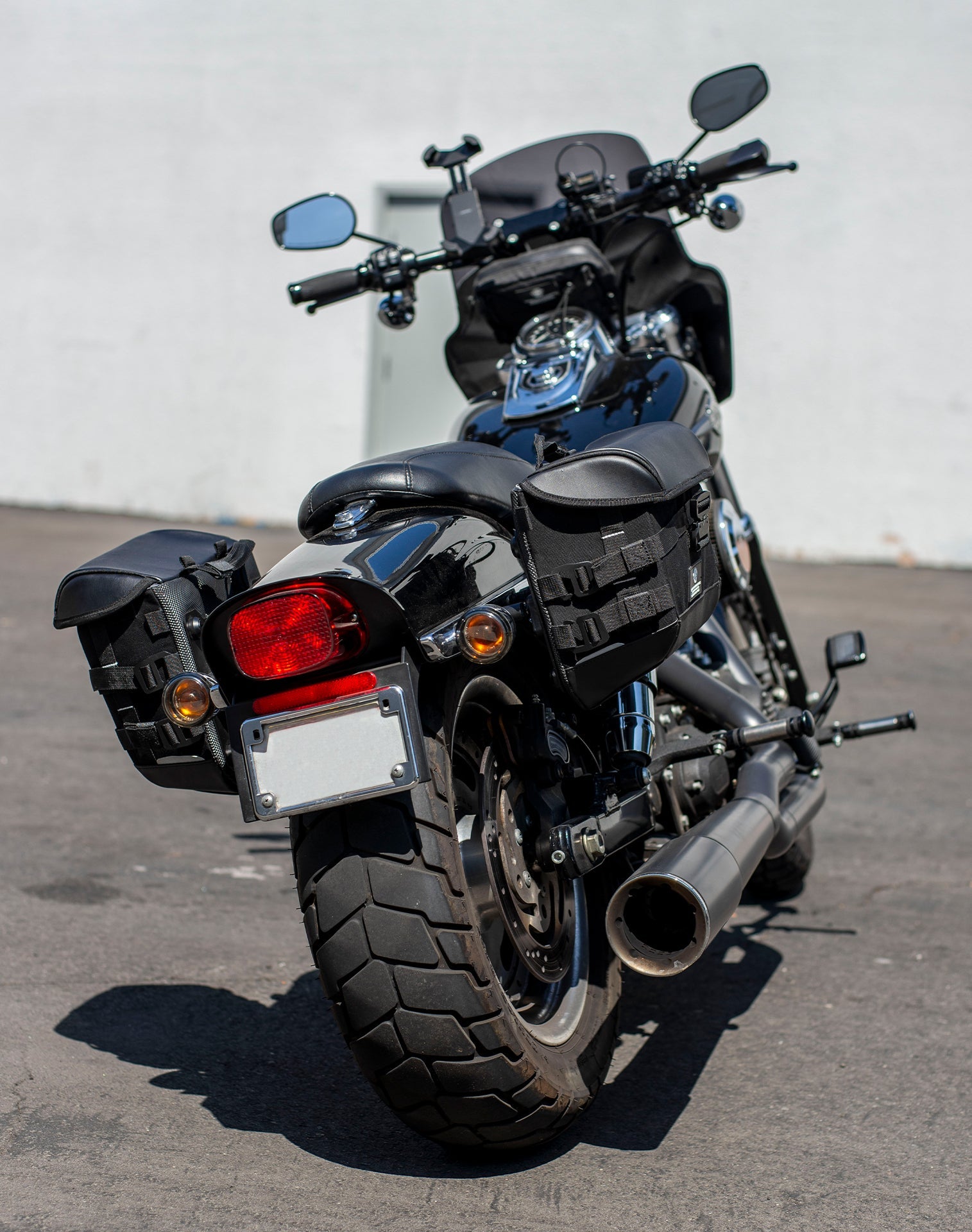 20L - Incognito Quick-Mount Small Saddlebags for Harley Davidson Dyna Fat Bob FXDF/SE Life style 1