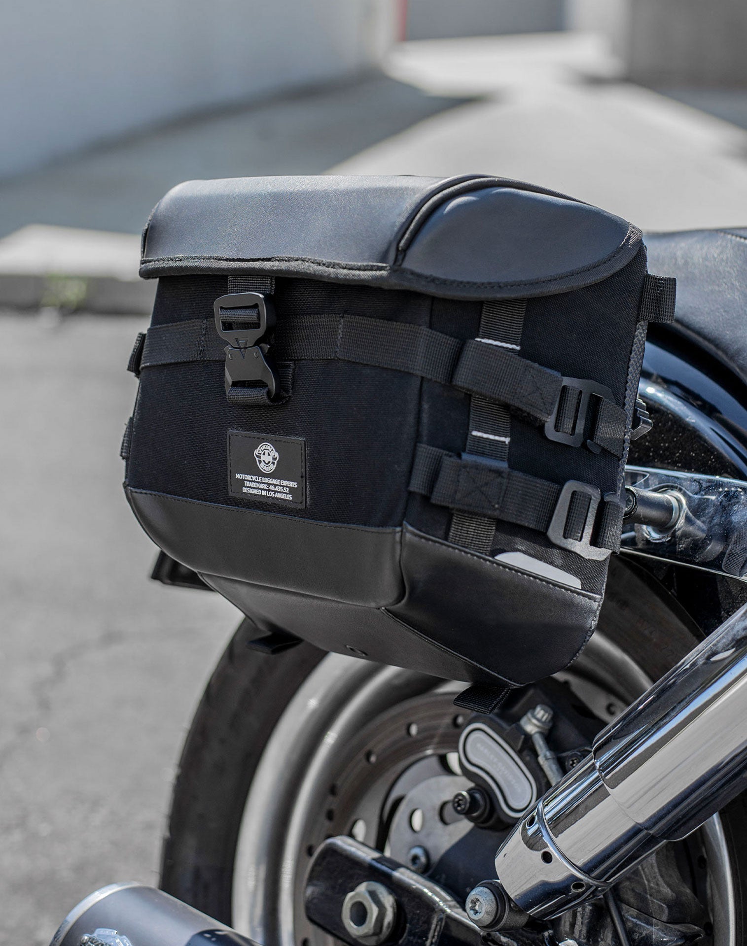 20L - Incognito Quick-Mount Small Saddlebags for Harley Davidson Dyna Fat Bob FXDF/SE Life style 2