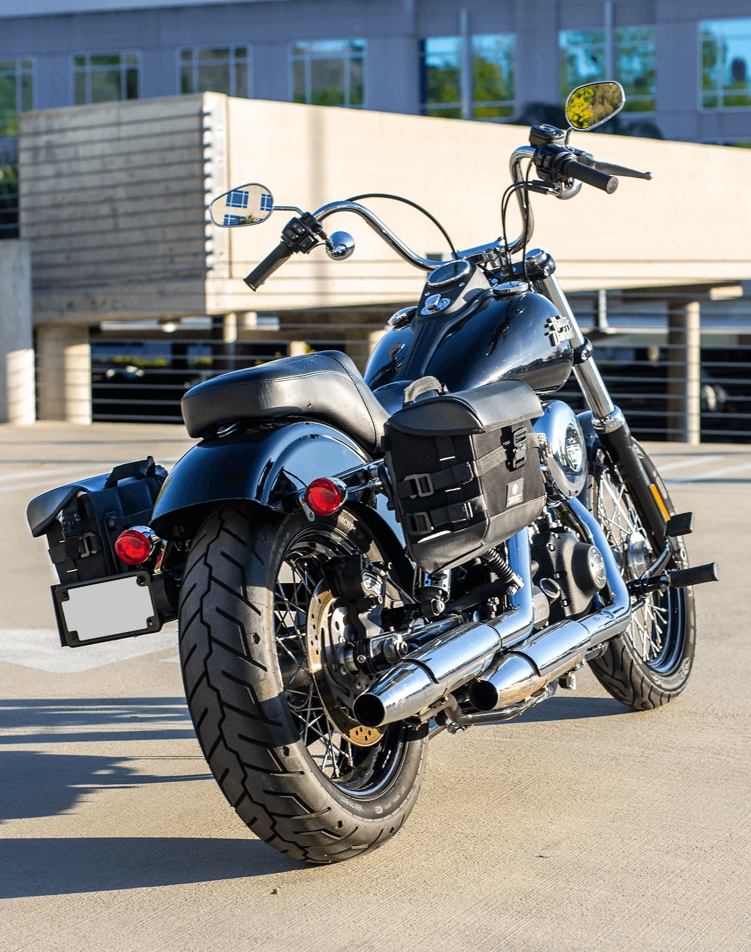 20L - Incognito Quick-Mount Small Saddlebags for Harley Davidson Dyna Low Rider S FXDLS Life style 1