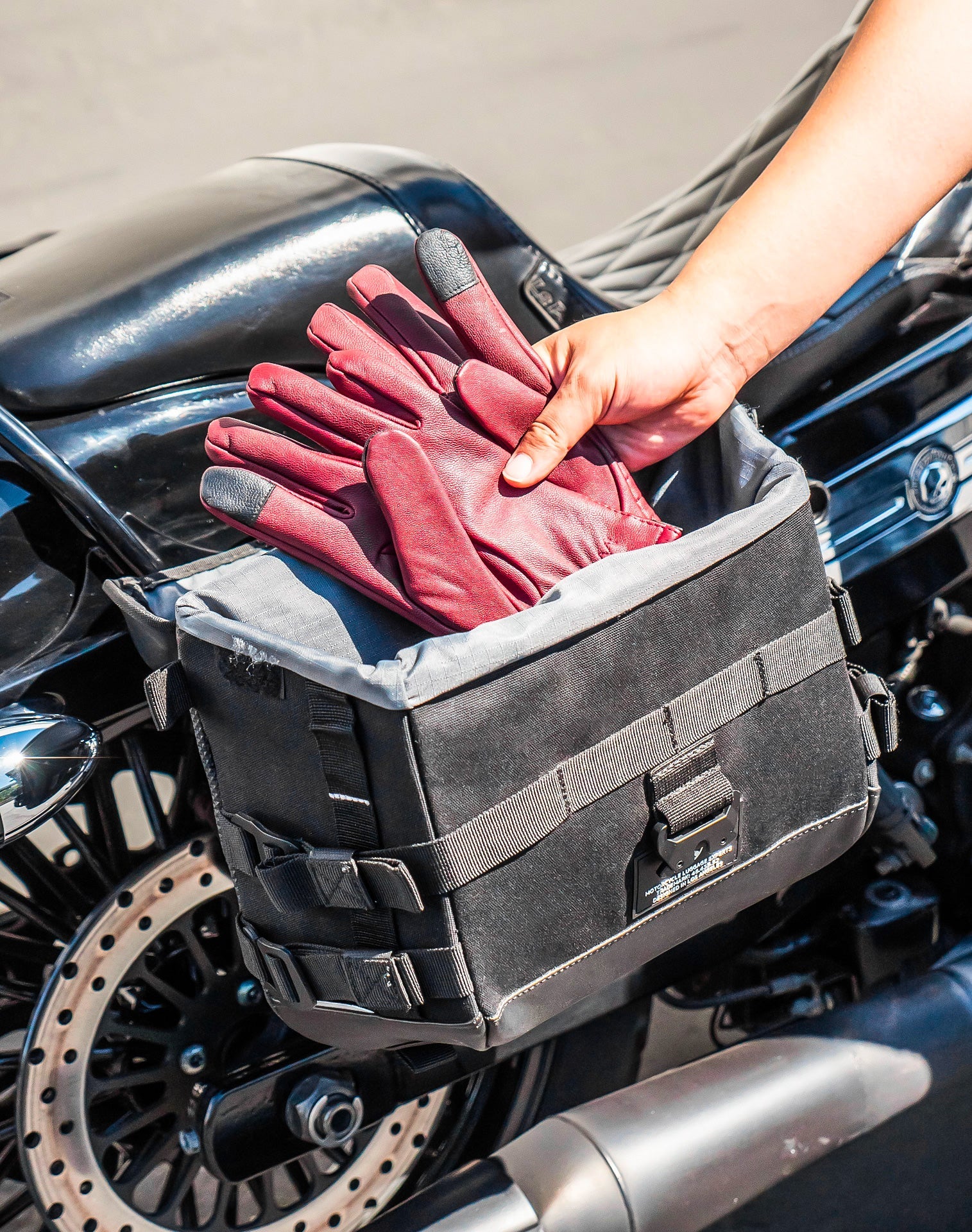 20L - Incognito Quick-Mount Small Saddlebags for Harley Davidson Dyna Wide Glide FXDWG/I Life style 4