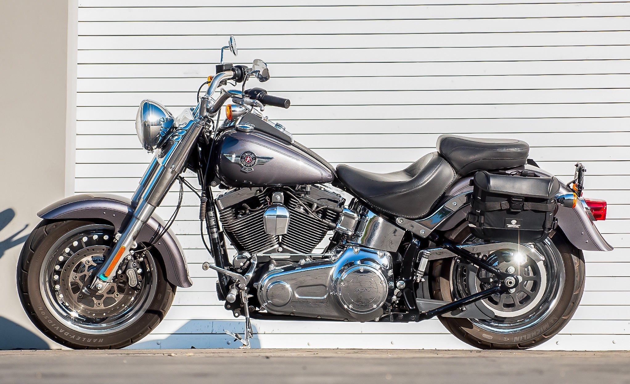 20L - Incognito Quick-Mount Small Saddlebags for Harley Softail Fat Boy Lo FLSTFB Life Style Photo @expand